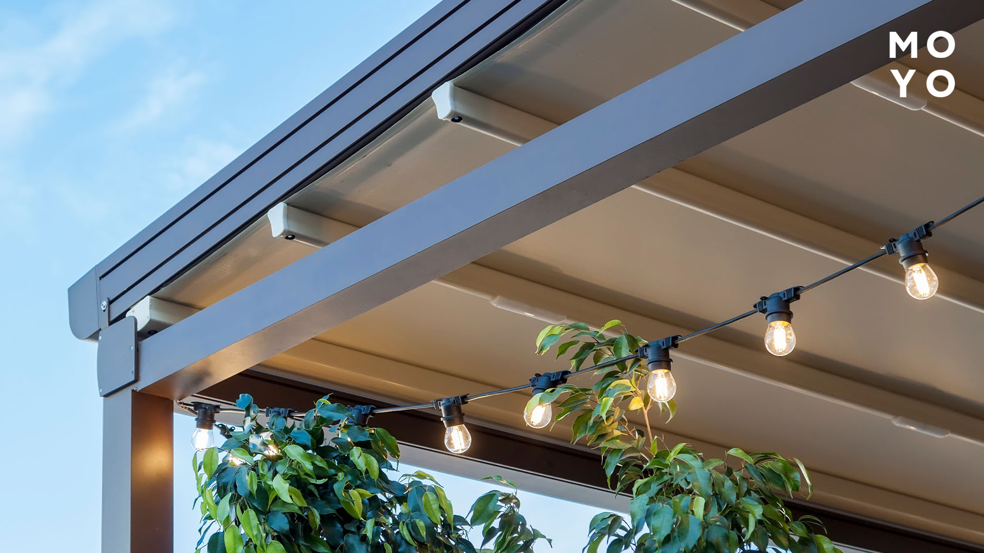 украшенная гирляндами беседка