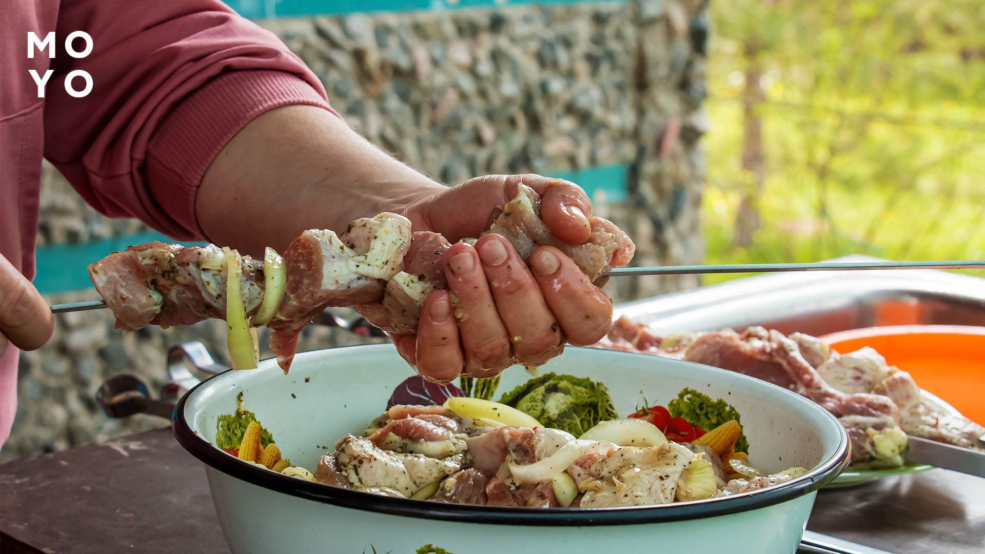 нанизывать мясо на шампур