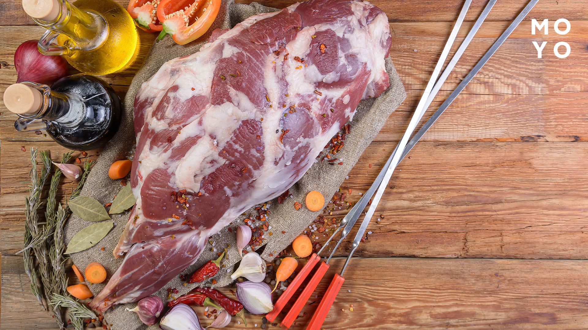 шампури й шматок м’яса для шашлику