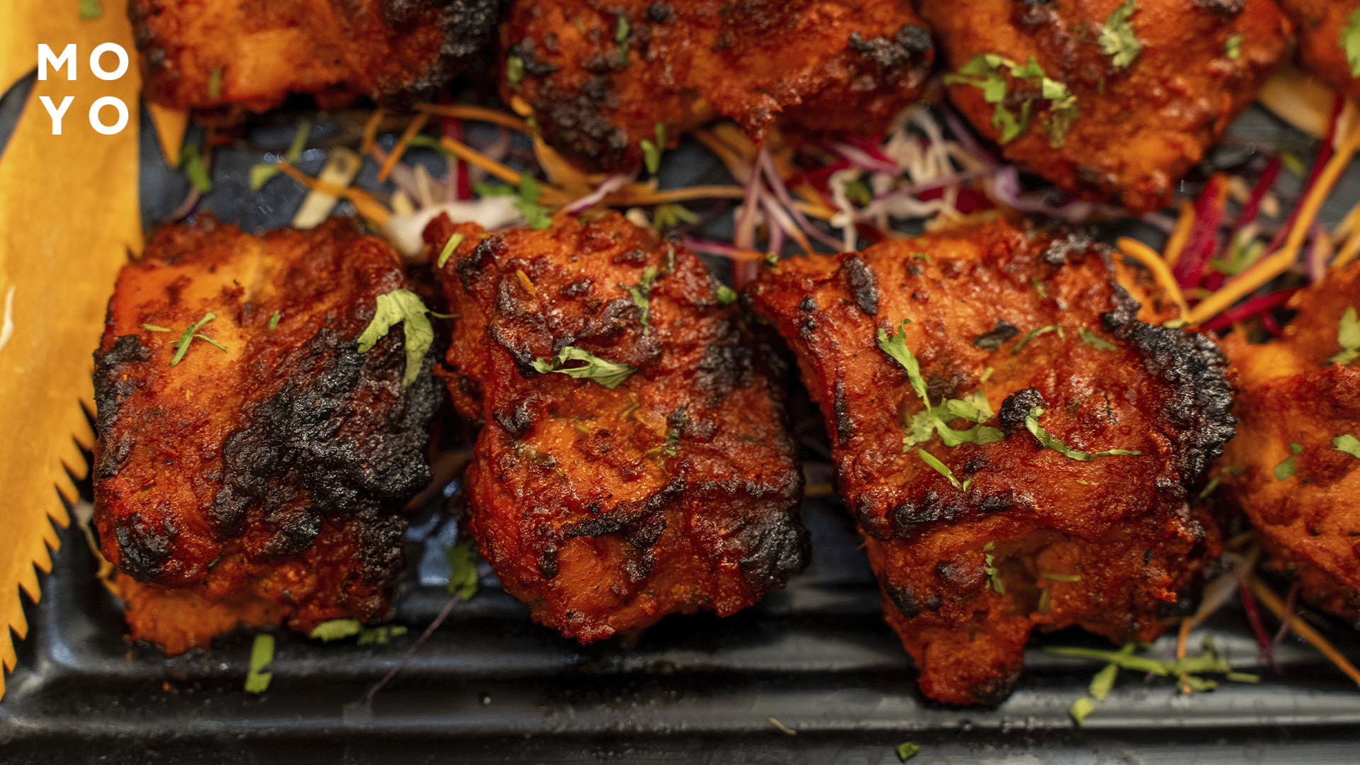 зажаренные куски мяса на электрогриле