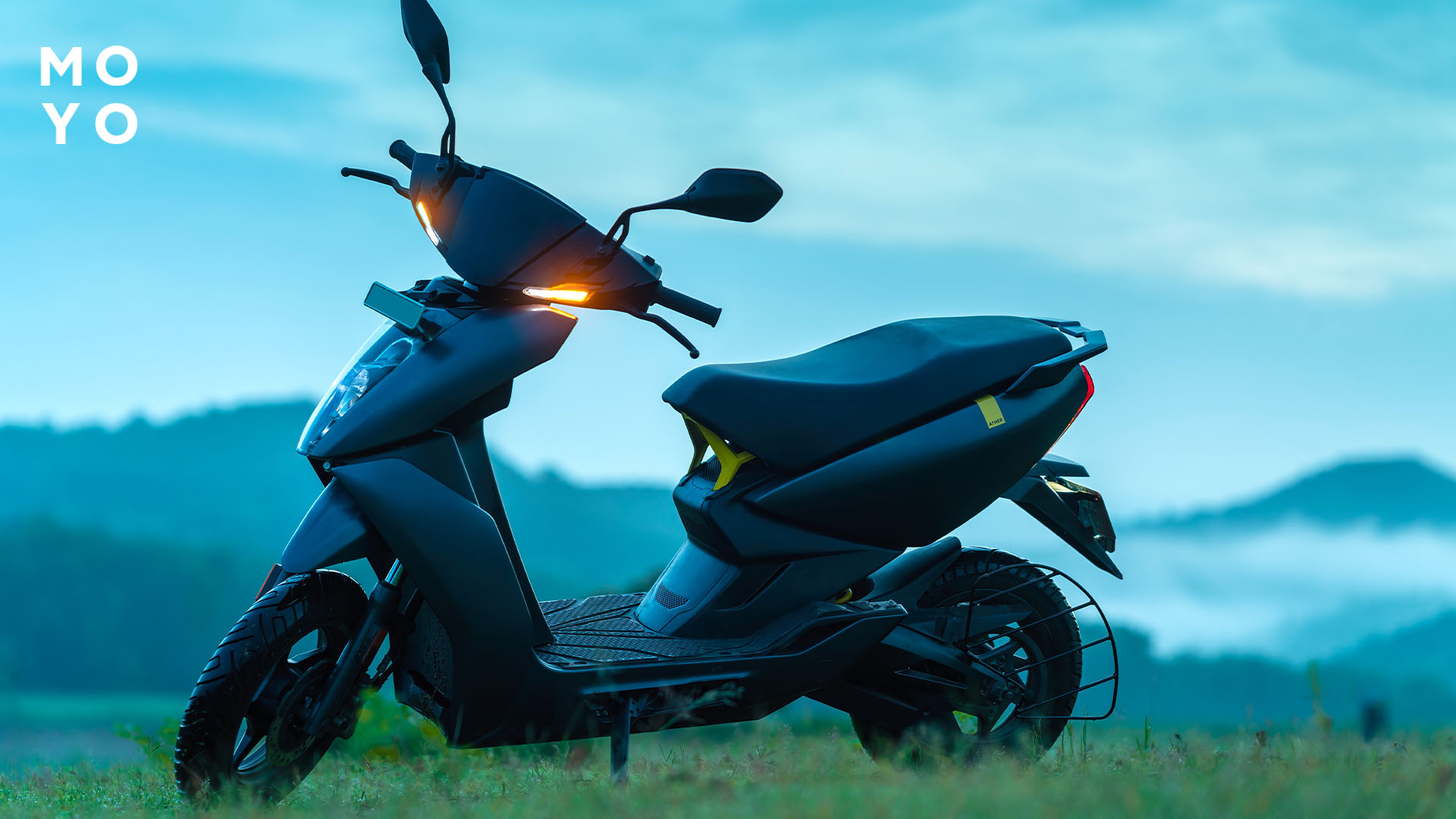 електроскутер на тлі природи