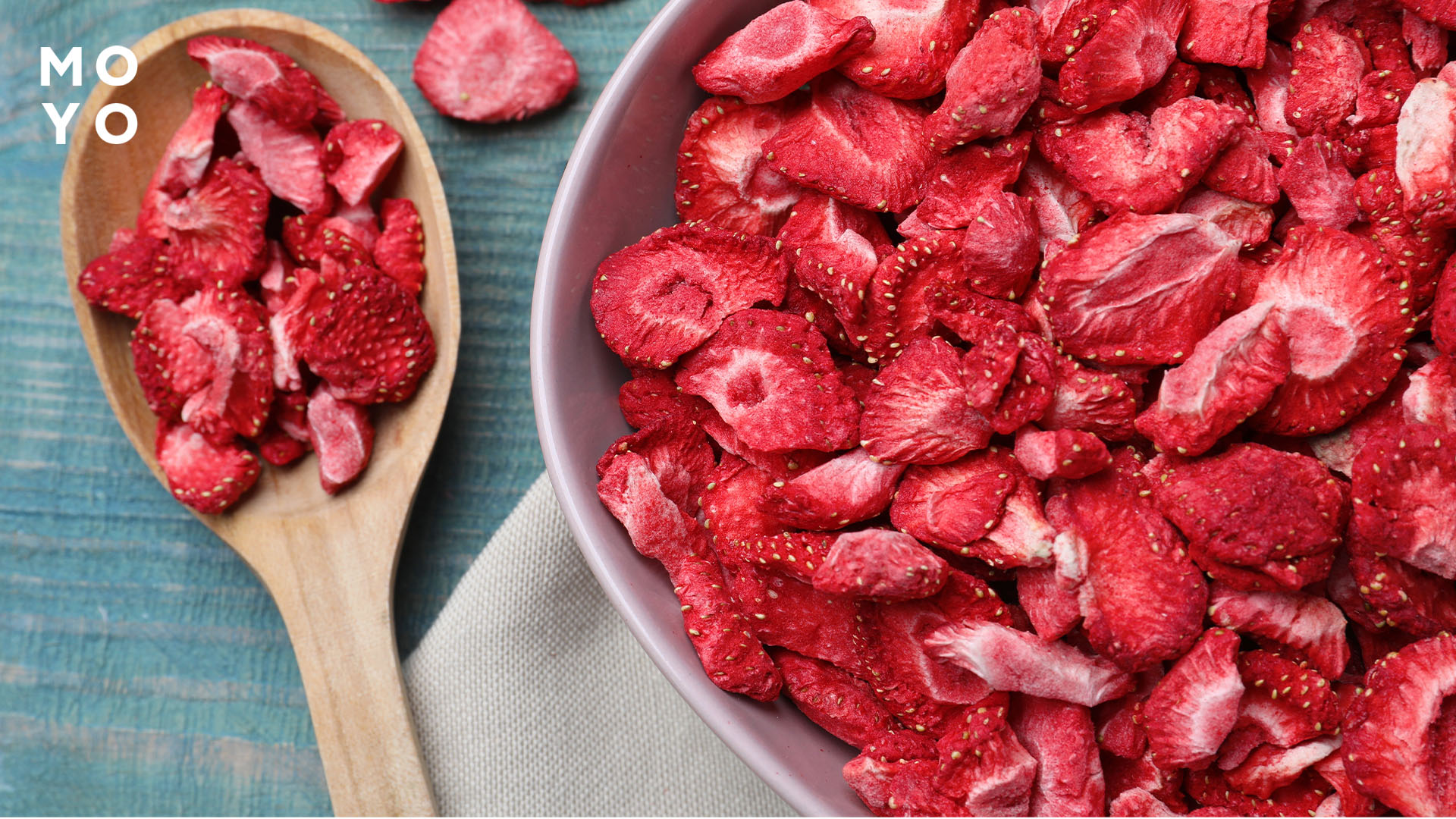 сушеная клубника в тарелке