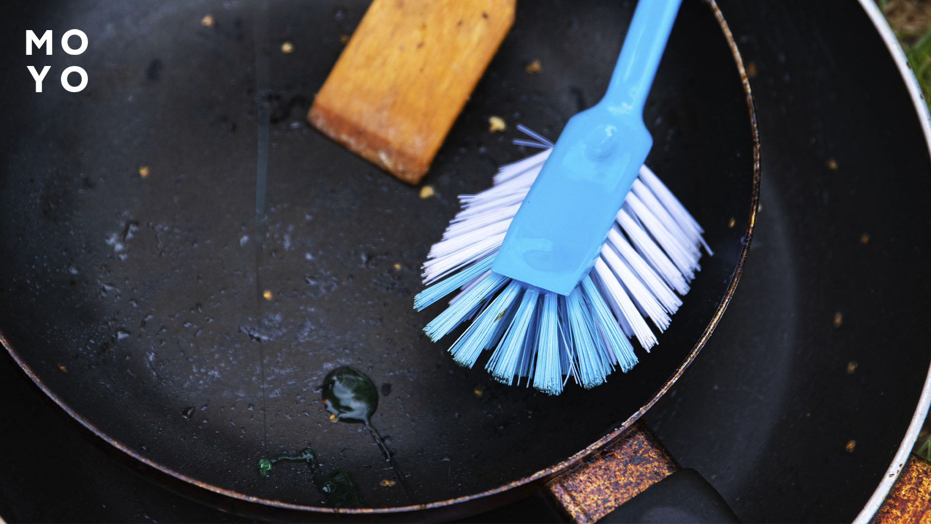 Чистка чугунной сковородки