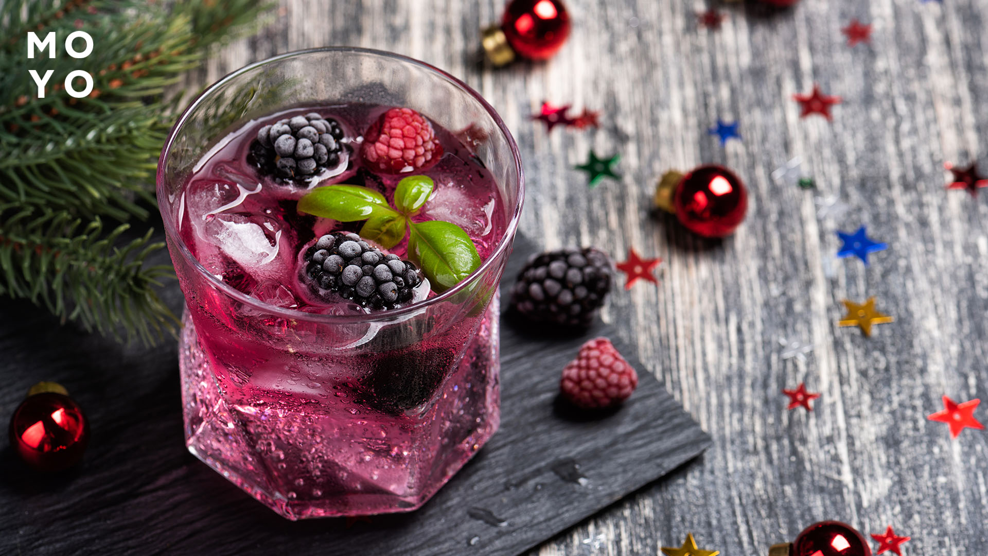 Лимонад із ягодами та базиліком