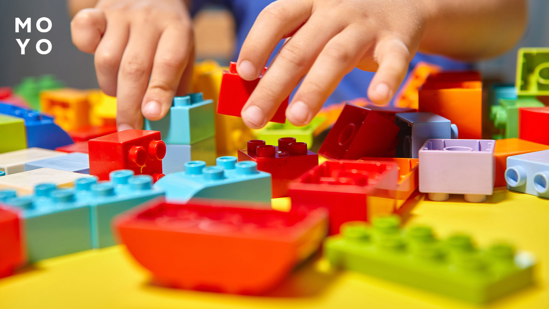 грати з LEGO дошкільнику