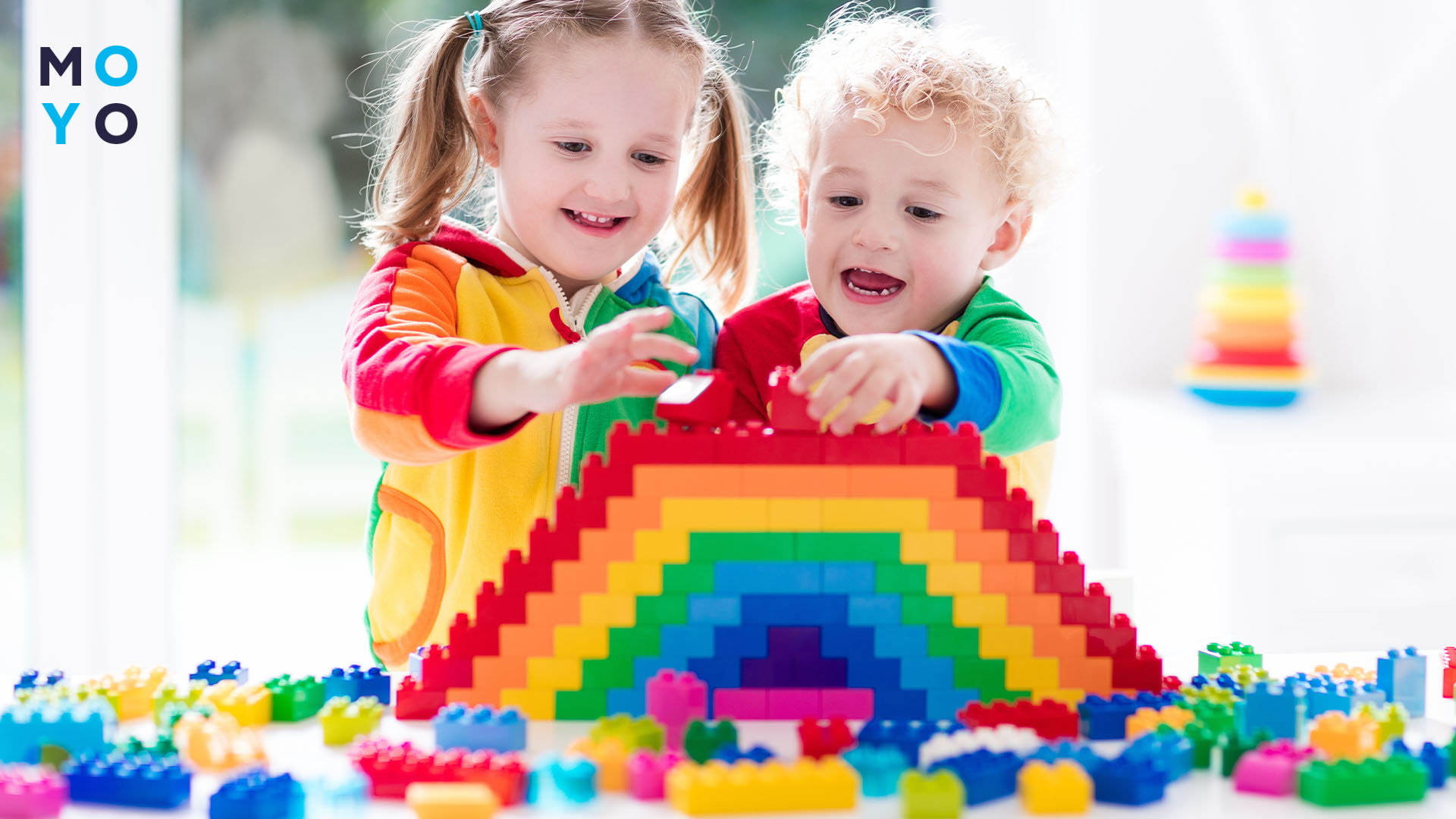 малыши строят из LEGO Classic