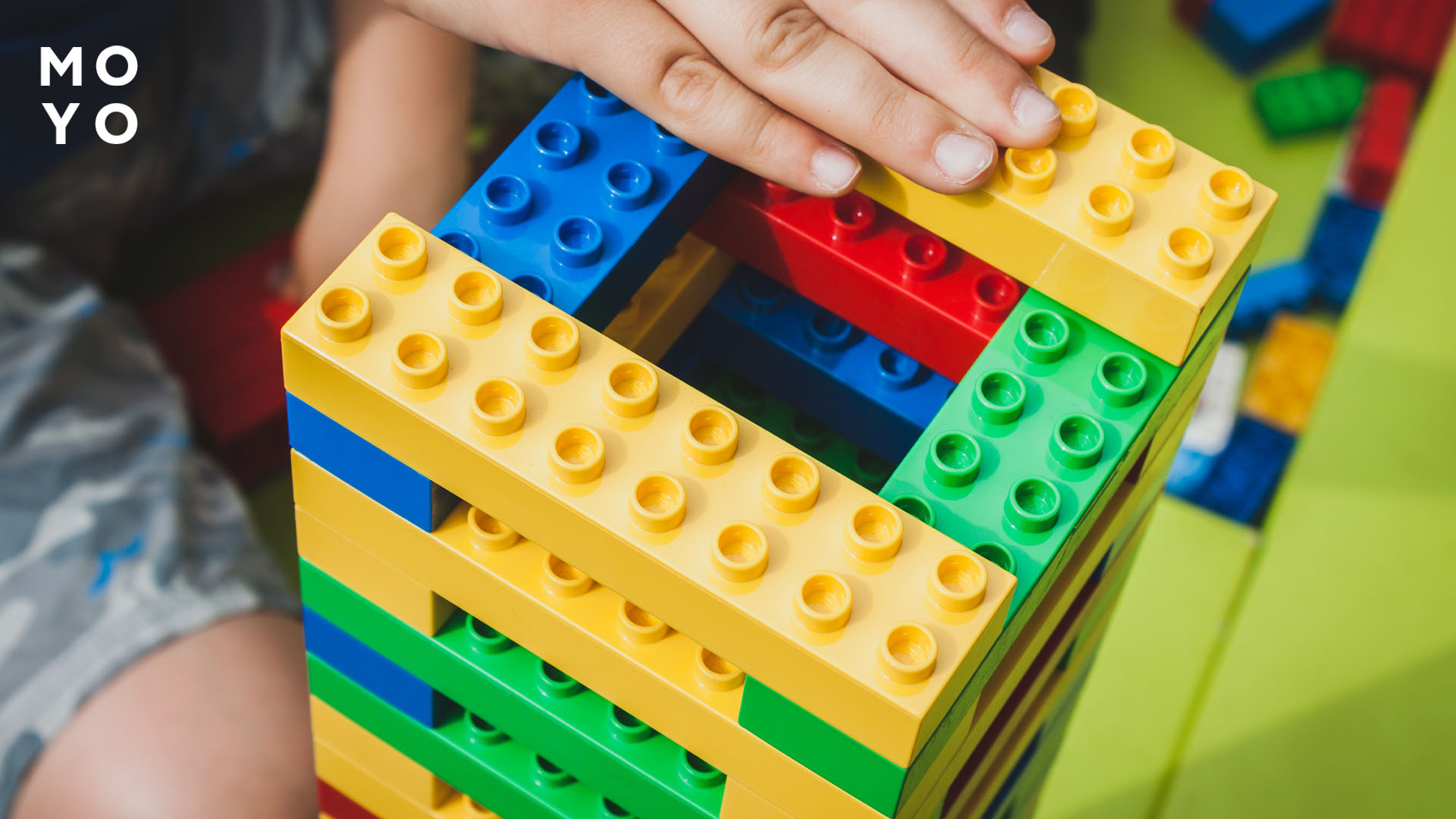 вежа з різноколірних кубиків ЛЕГО