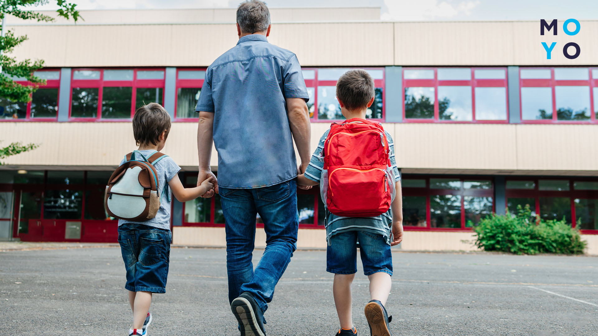 батько веде синів до школи