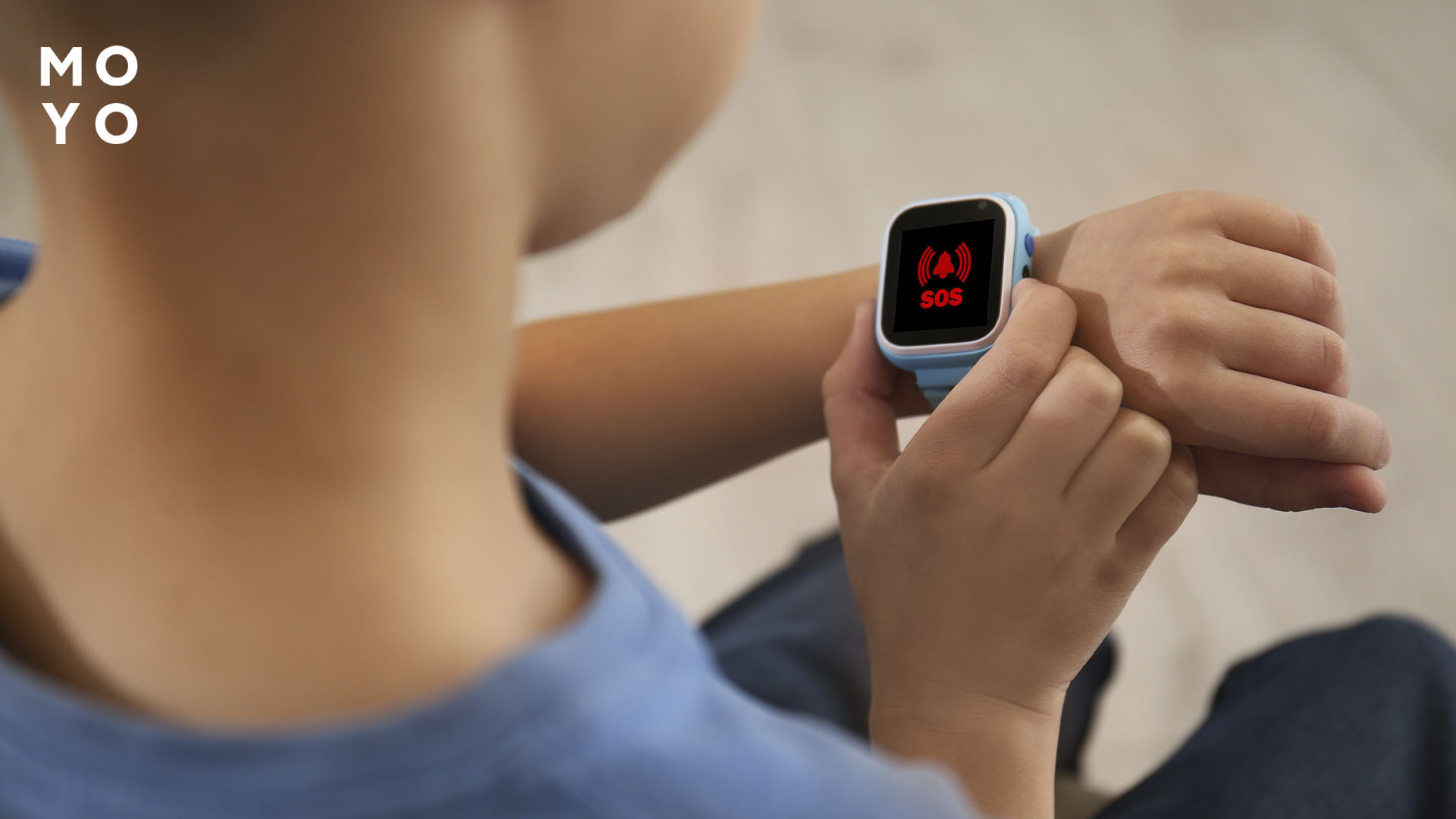 детские смарт часы на запястье ребенка