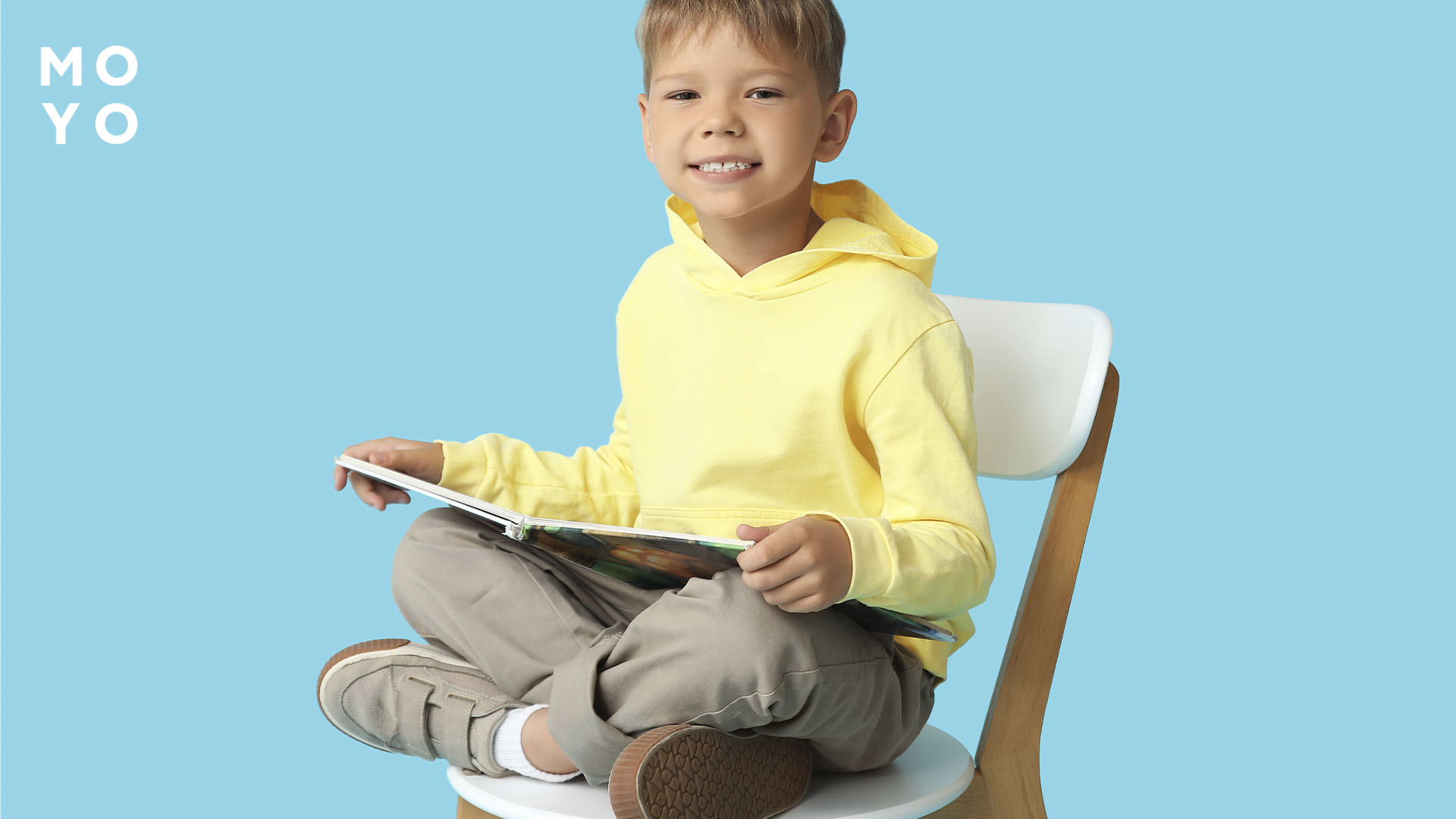 ребенок удобно сидит на стуле