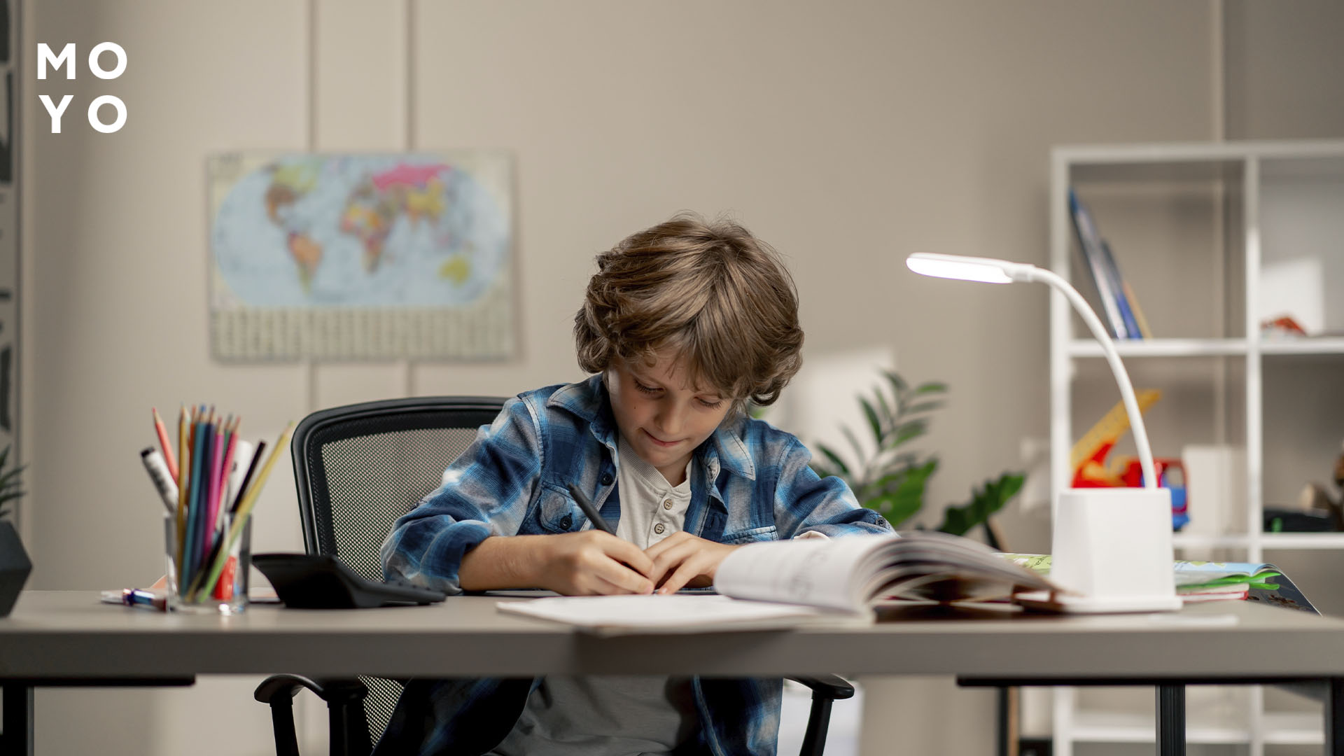 ребенок сидит за столом