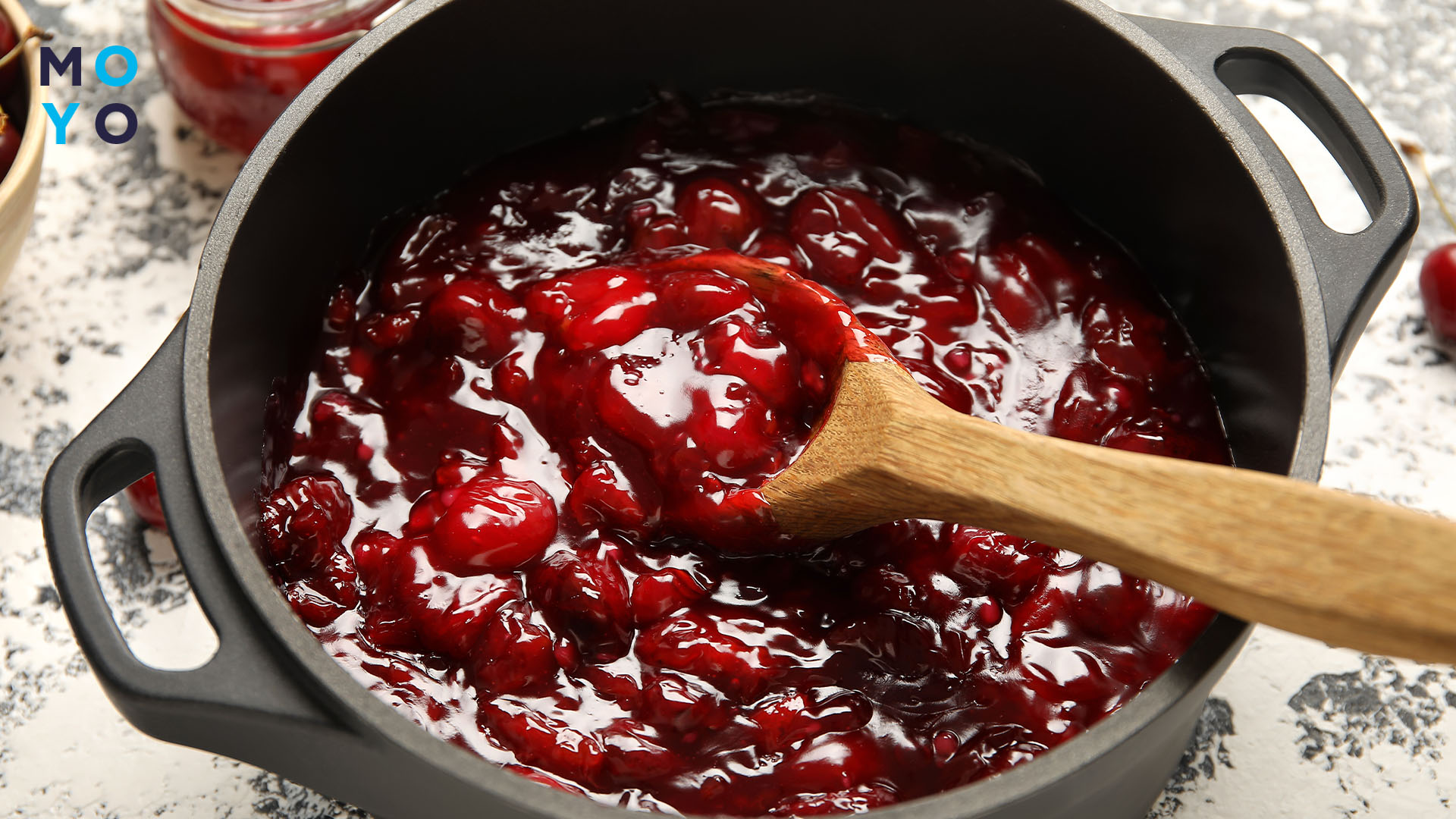 варять джем вишневий