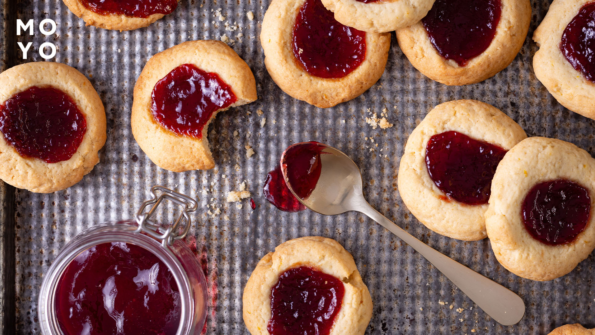 джем з вишні на випічці