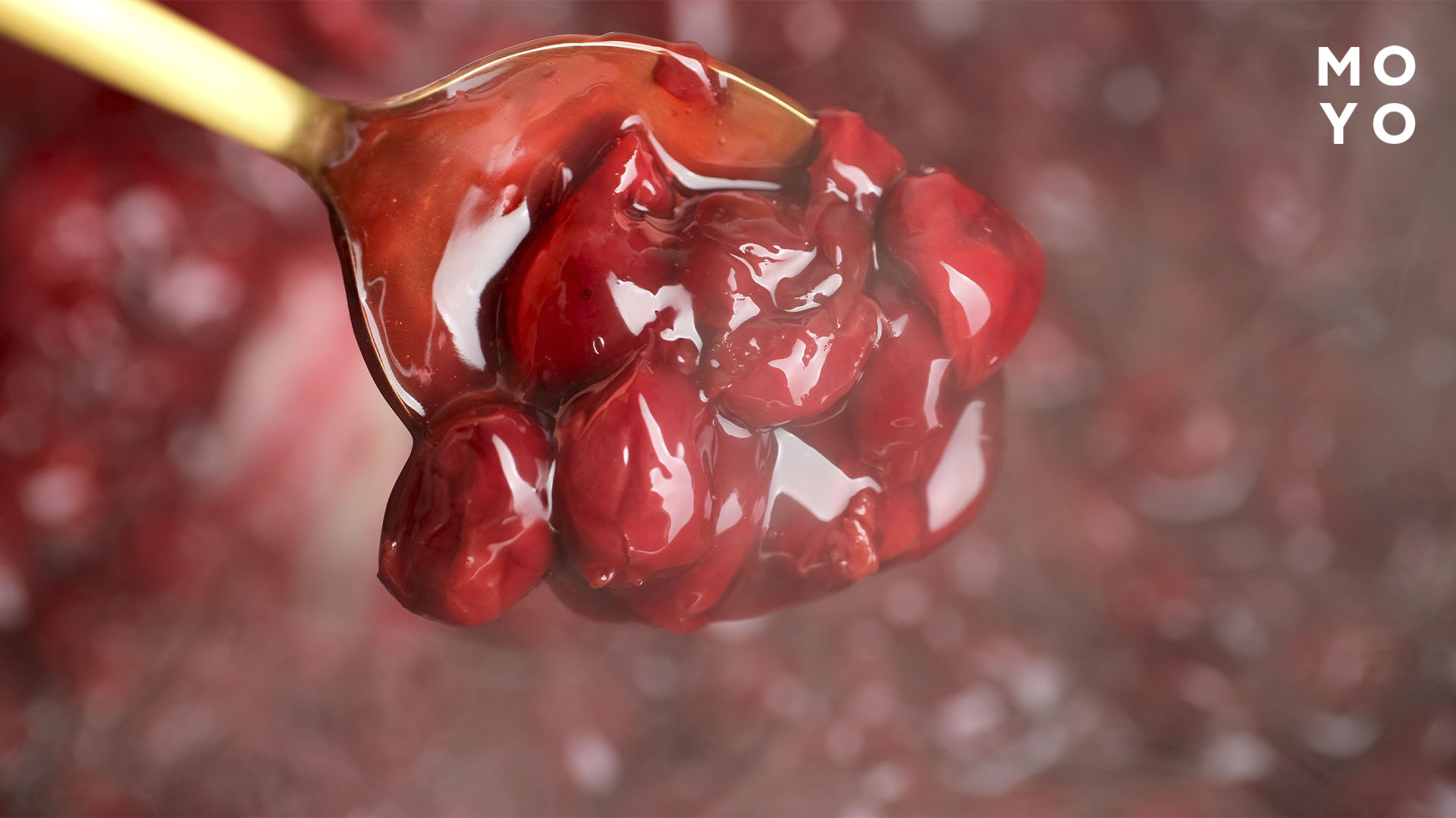 джем з вишні на ложці