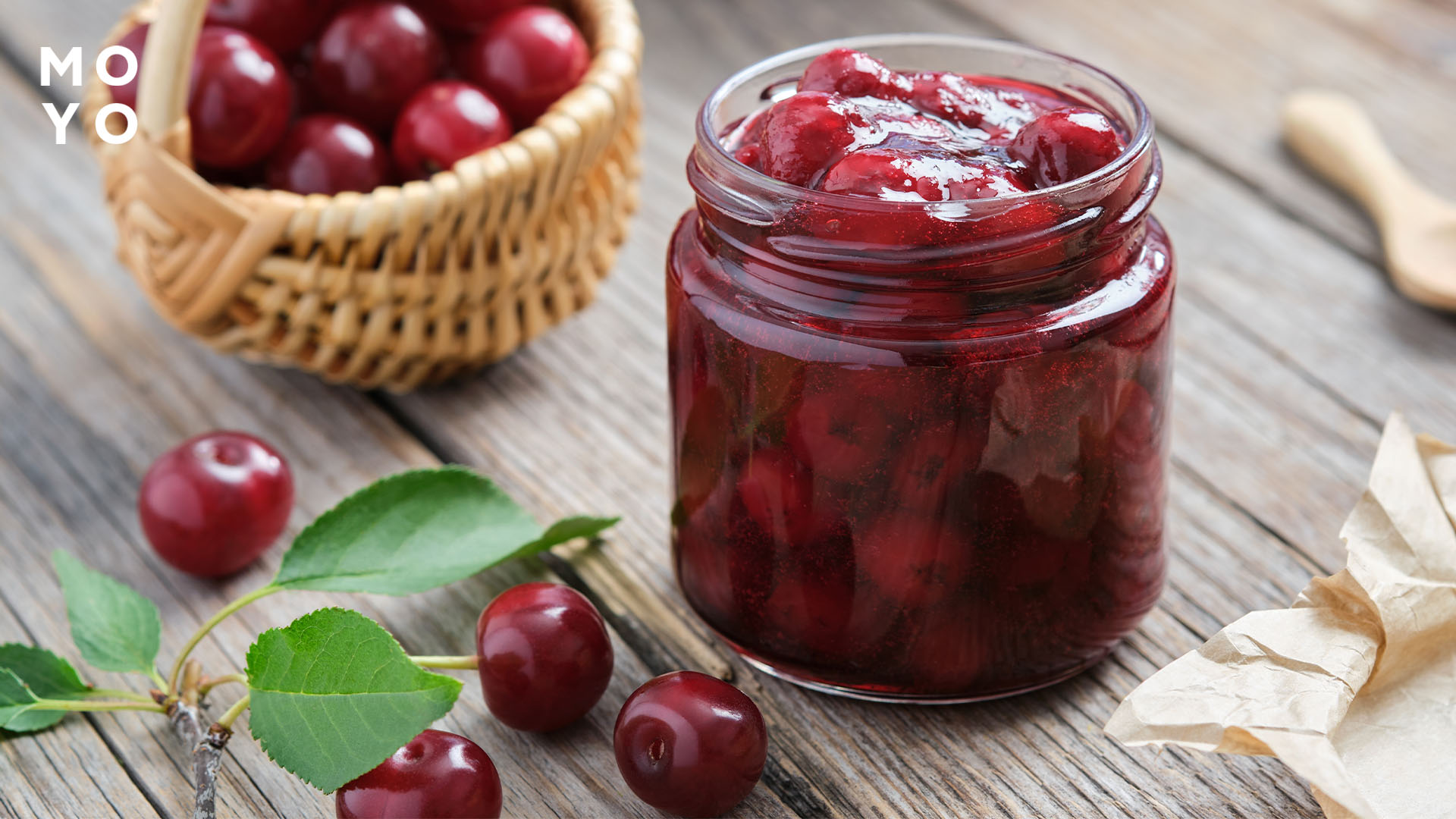 вишневый джем в банке