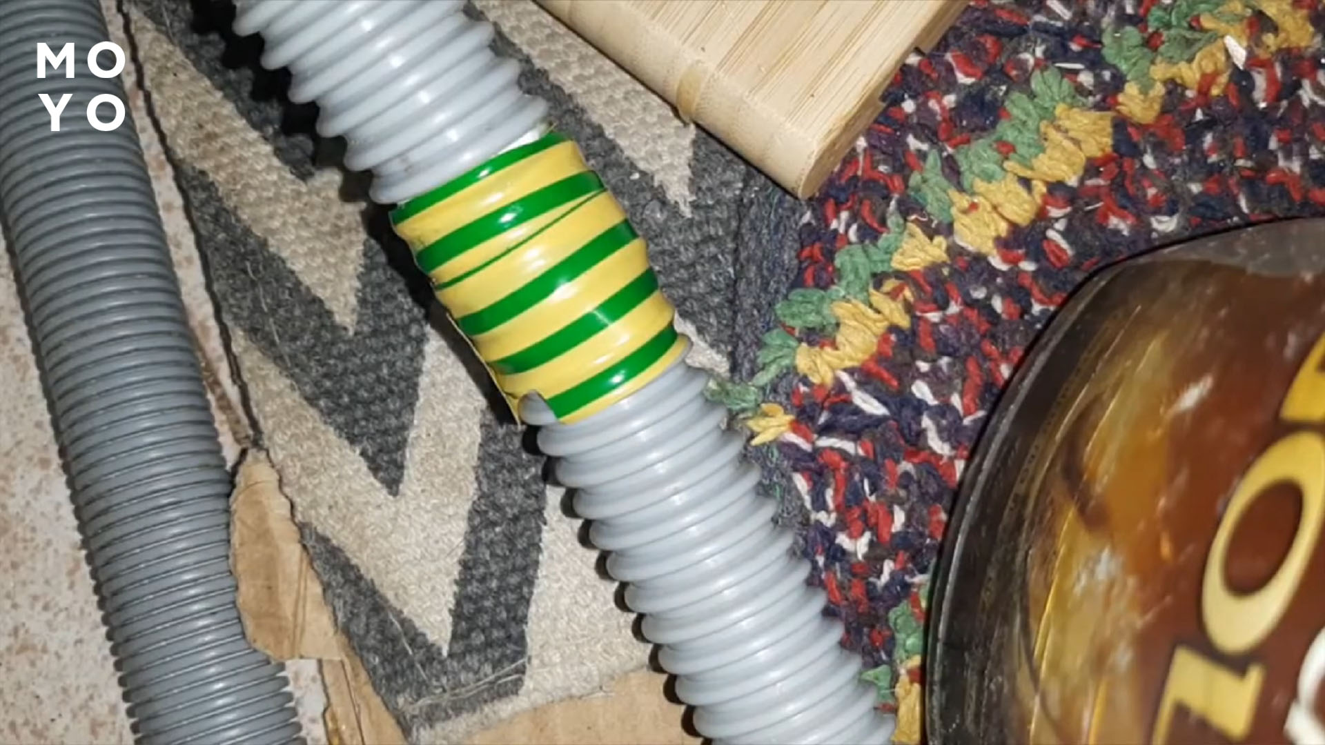 перемотаний ізострічкою зливний шланг