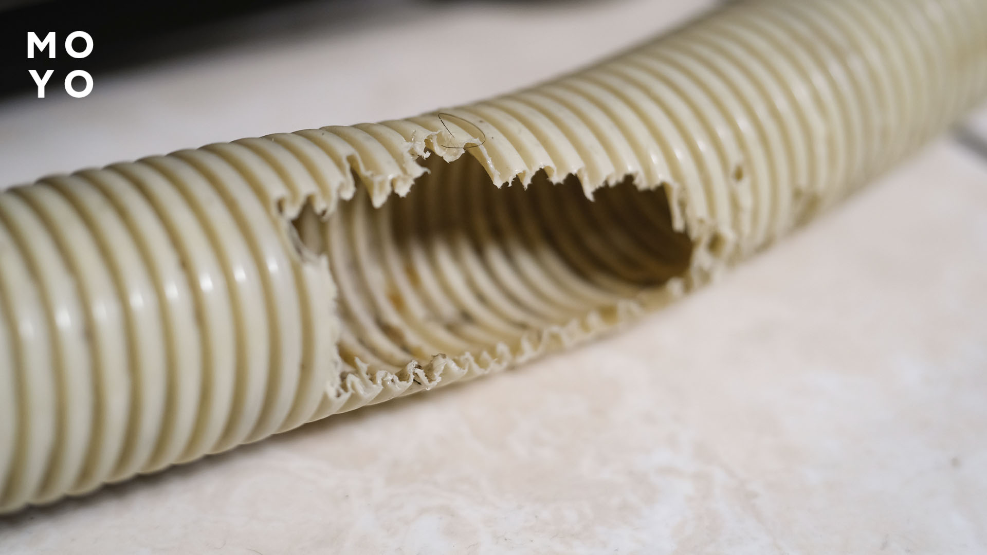 поврежденный сливной шланг стиралки