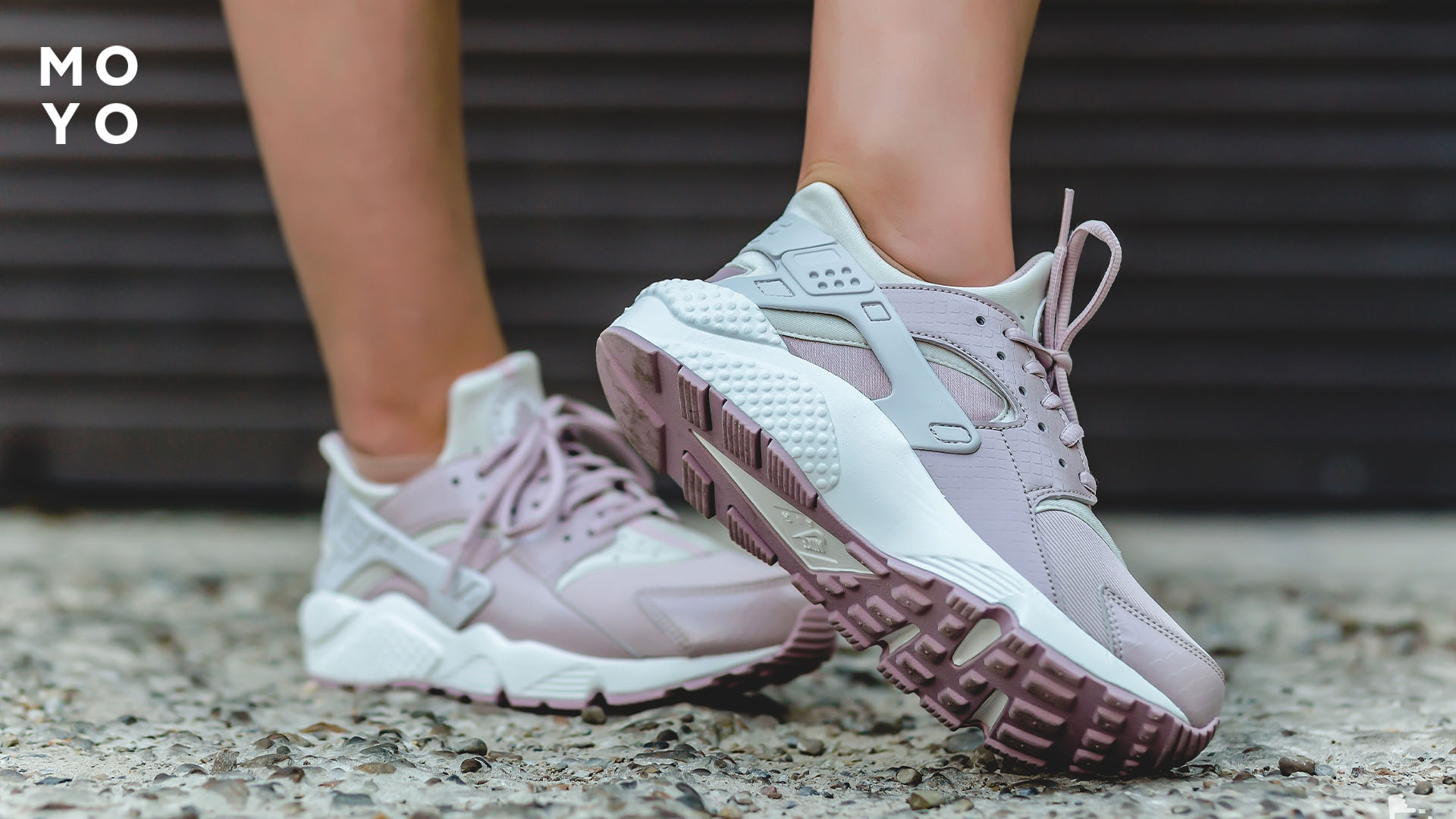 зручні кросівки нейтрального кольору