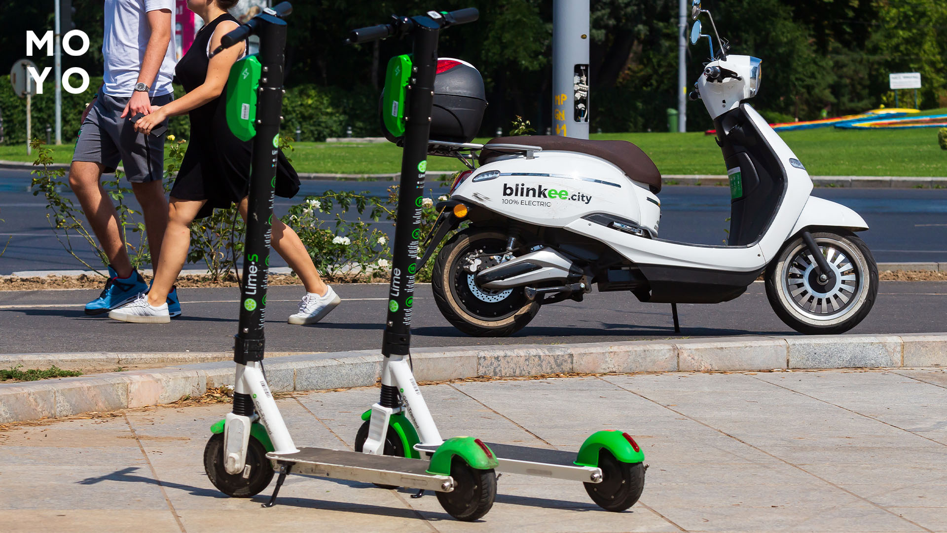 электроскутер стоит на тротуаре