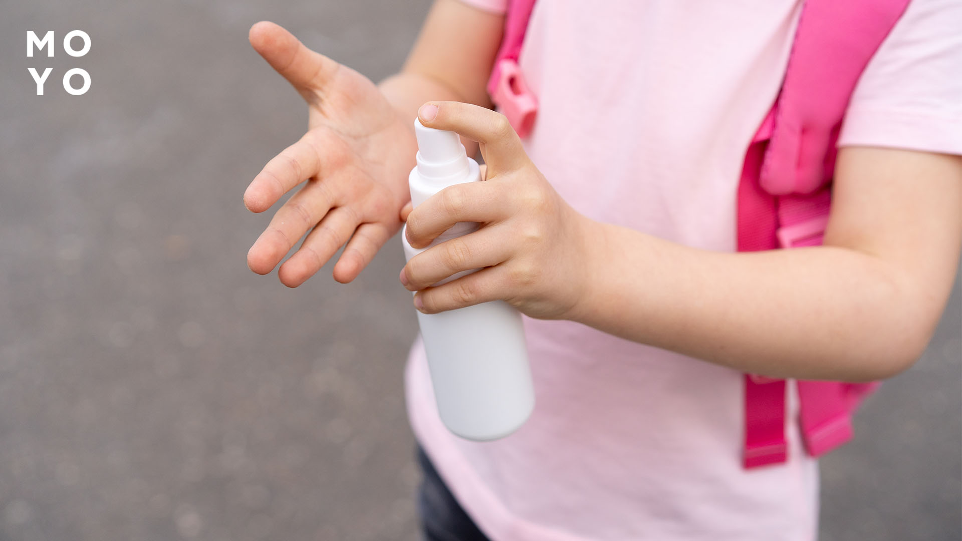 ребенок обрабатывает руки