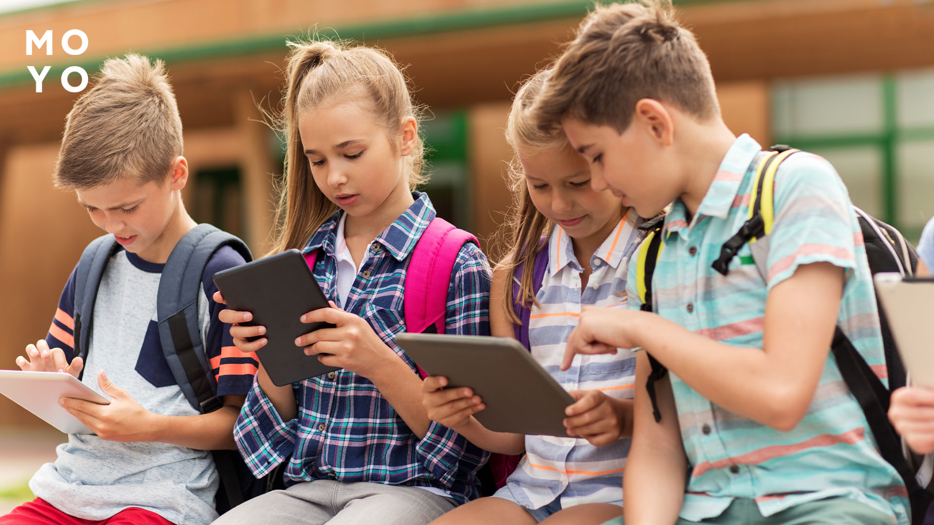 школярі з гаджетами в школі