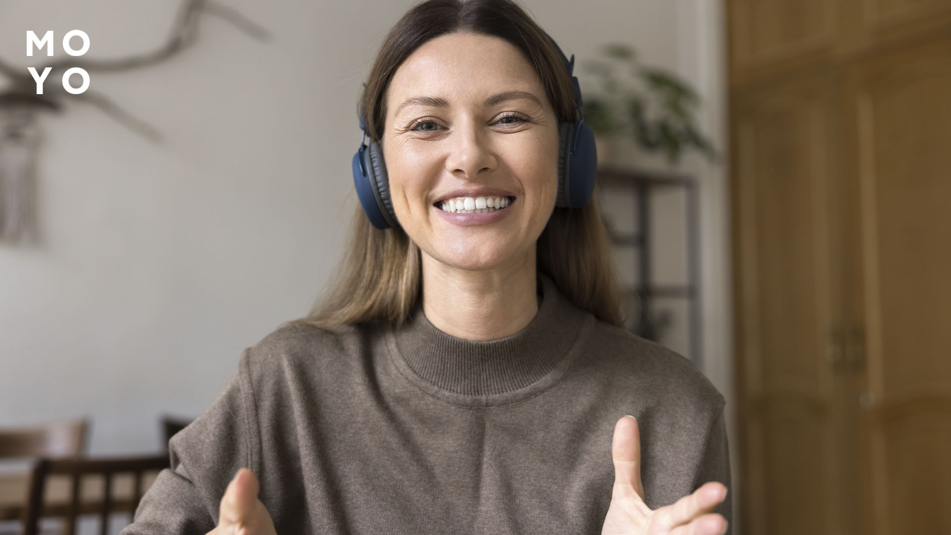 Дротові повнорозмірні навушники на голові