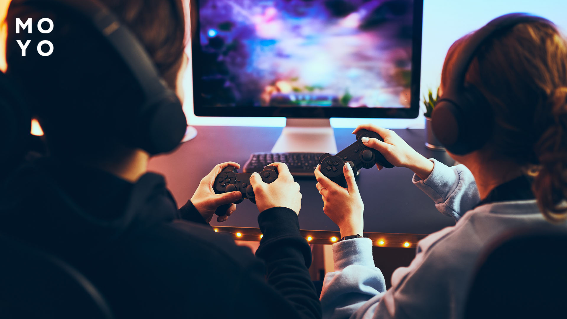 Дівчина і хлопець грають в ігри на телевізорі