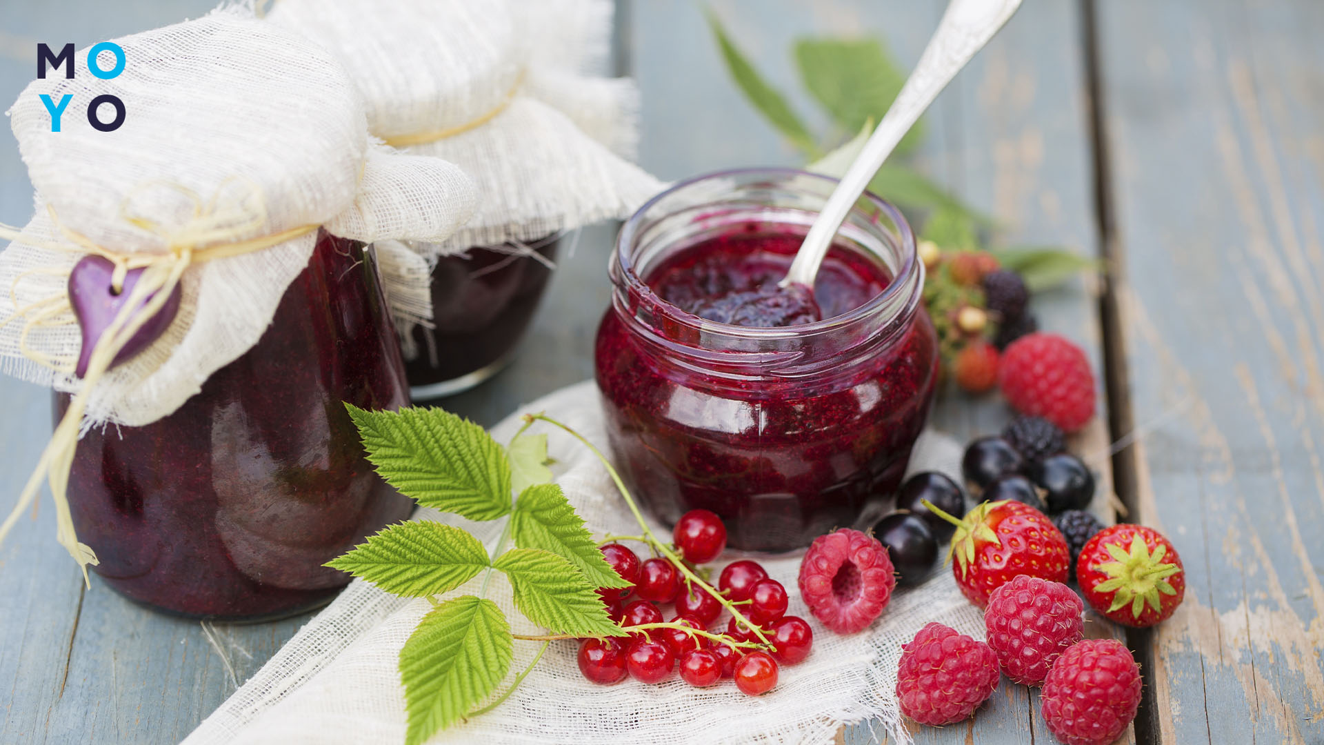 Малиновое варенье в баночке