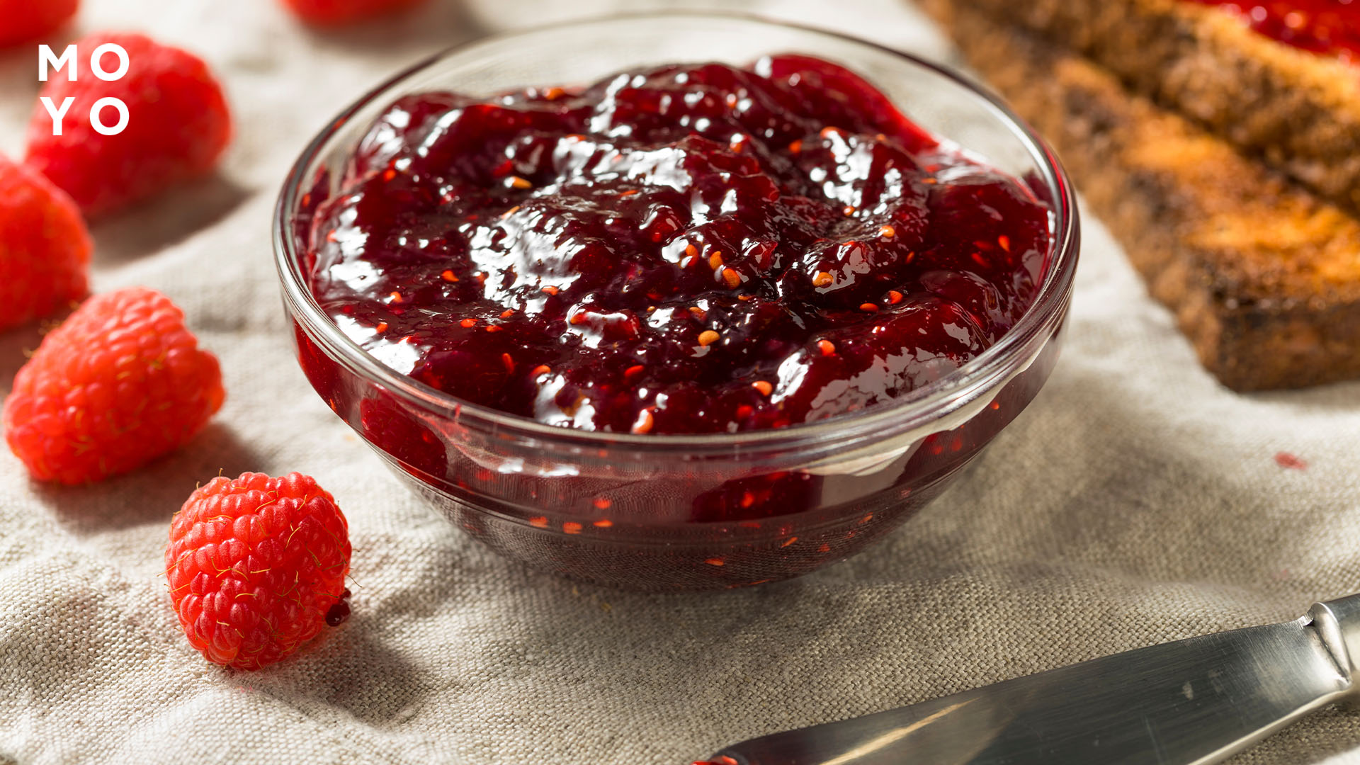 Малинове варення у скляній пиалочці