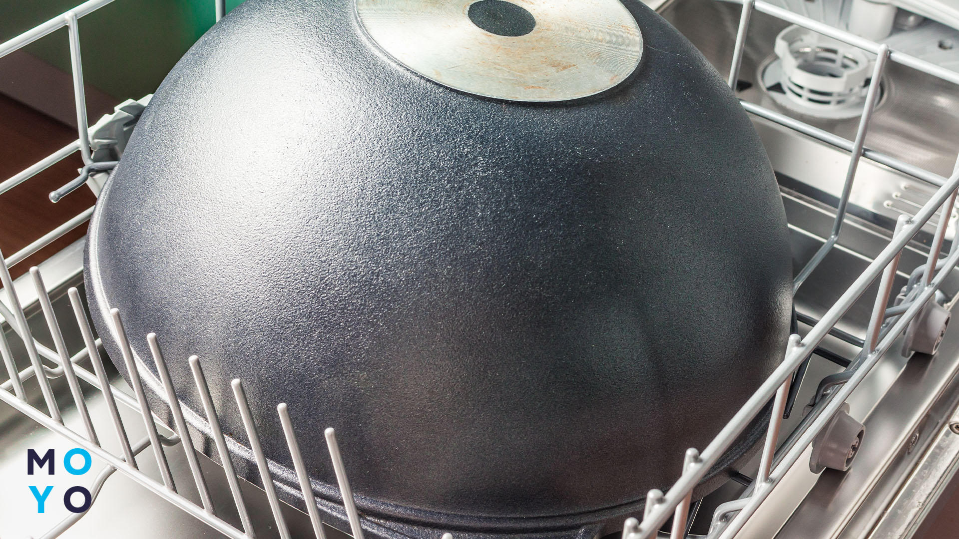 Стеклянная посуда и пластиковые контейнеры в посудомойке