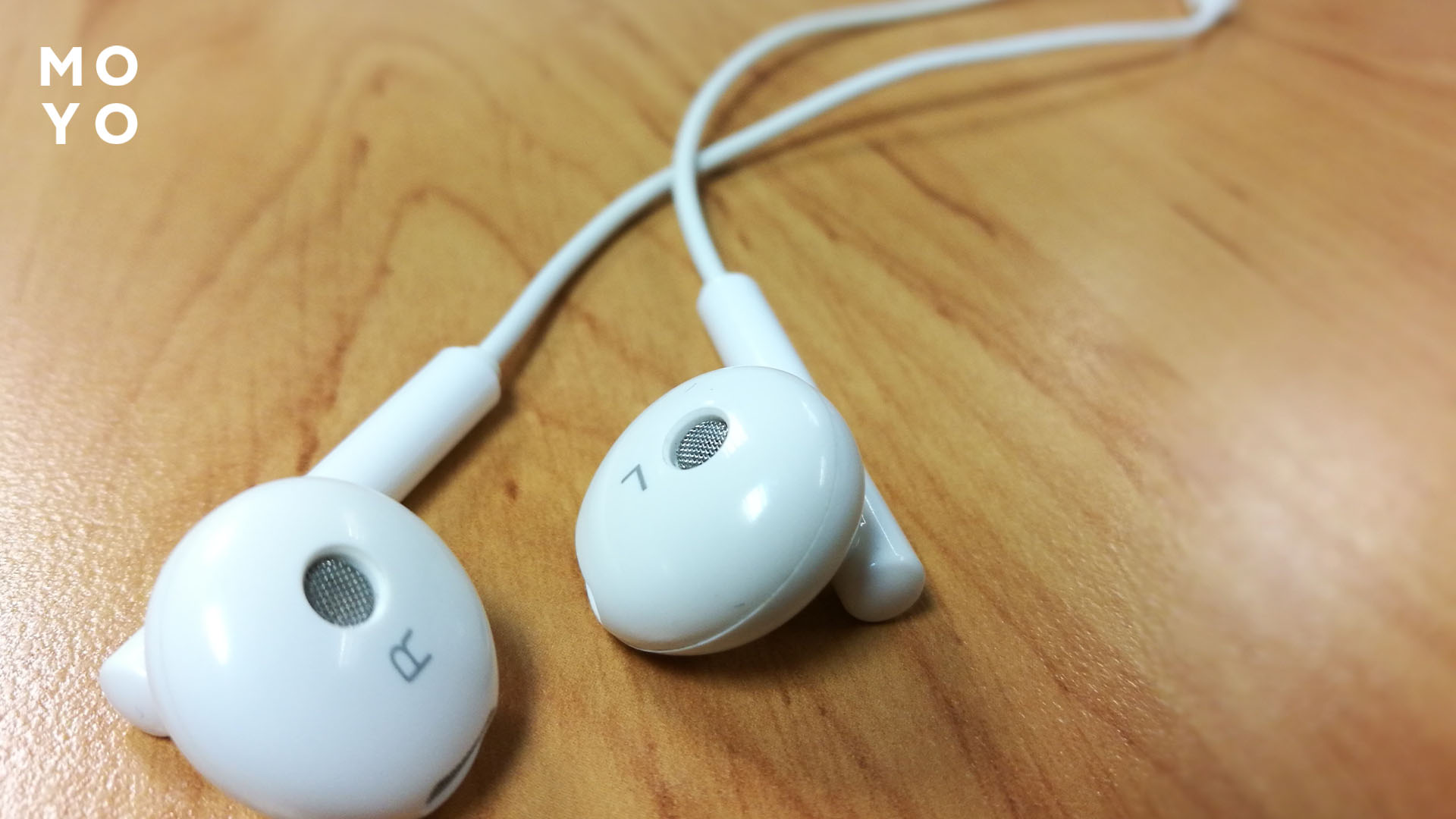 Обозначение левого и правого наушника