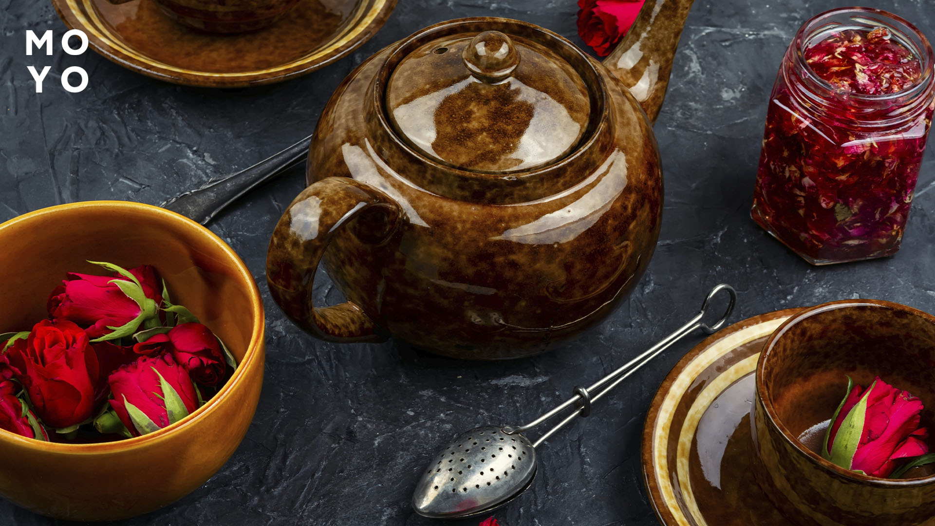 Чаювання з варенням з троянд