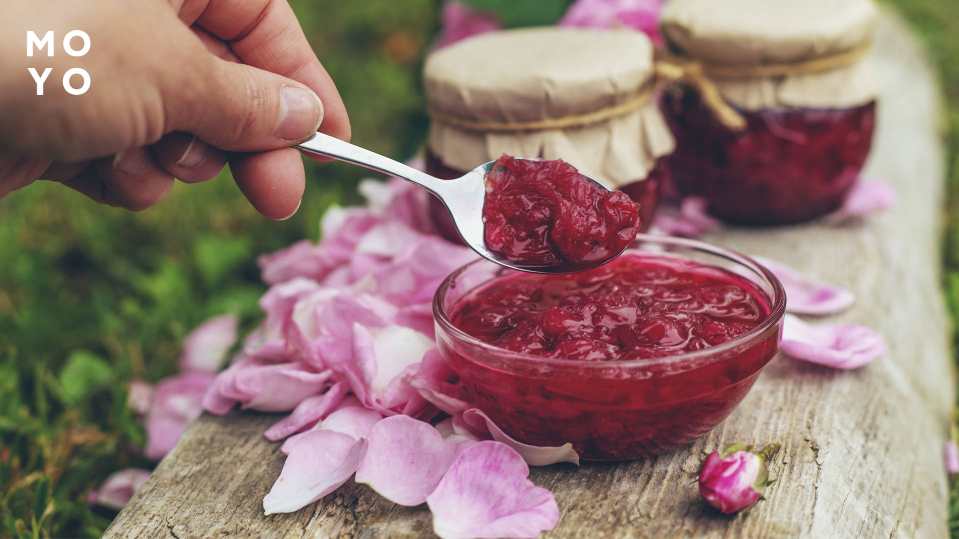 Варенье из розы в стеклянной пиале