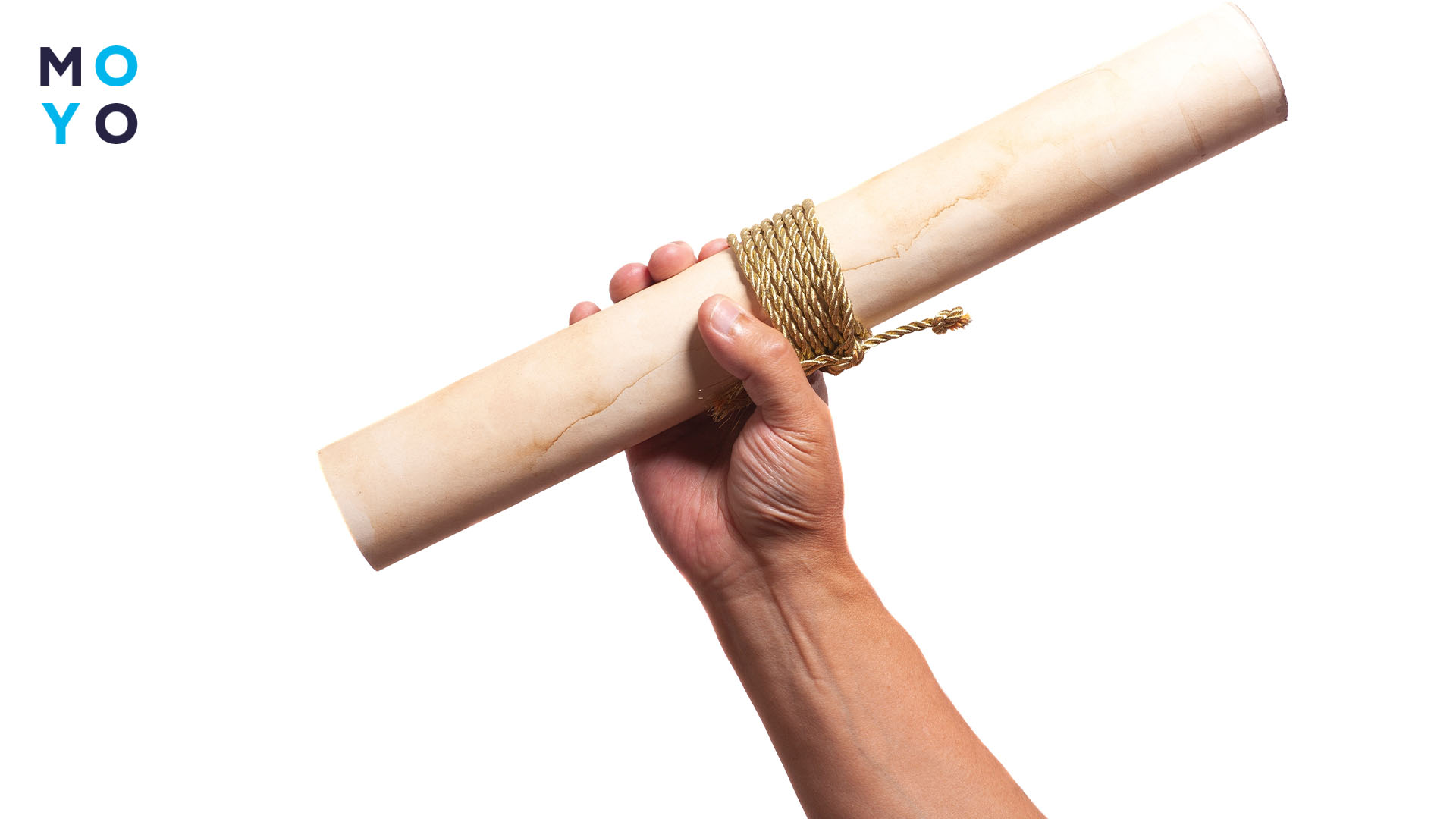 свернутый плакат в руке