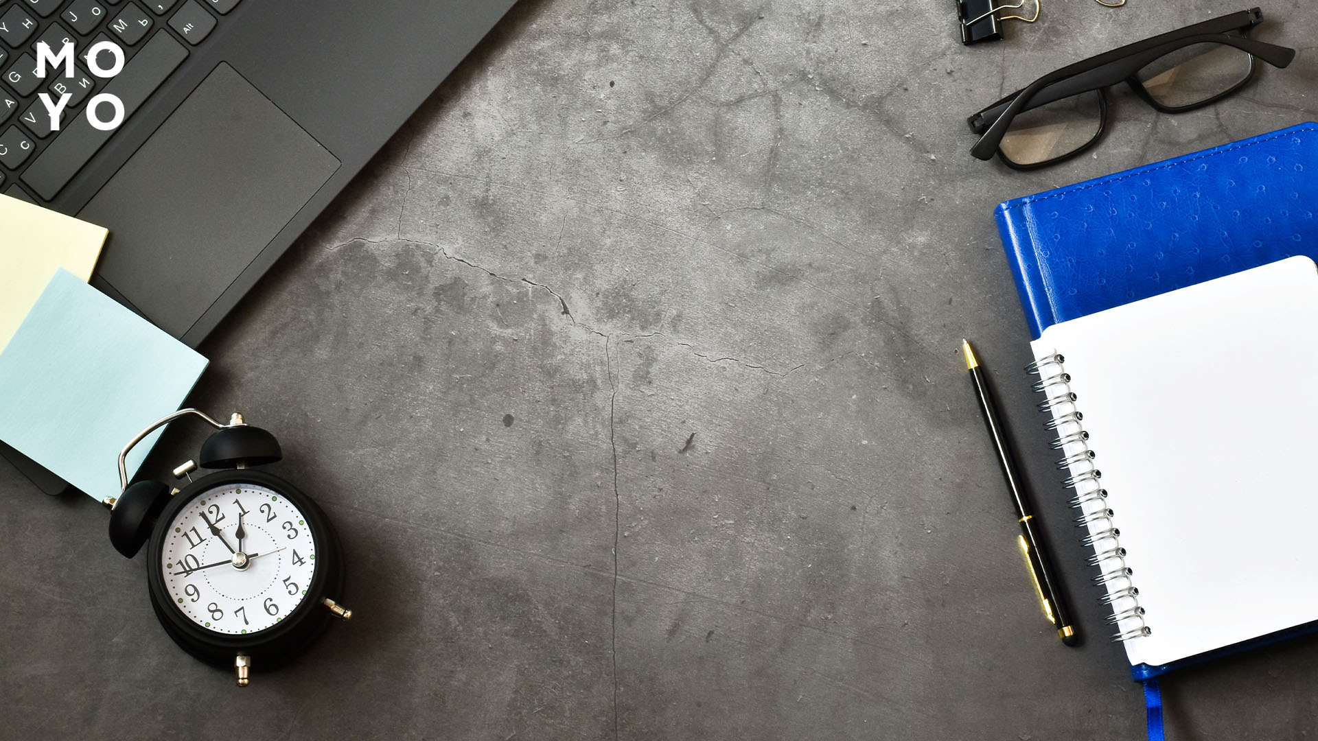 планер і ноутбук на столі