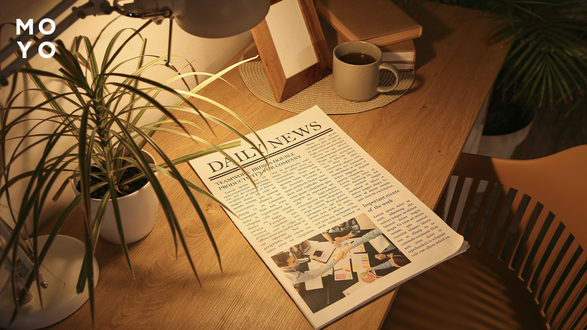 настільна лампа освітлює простір