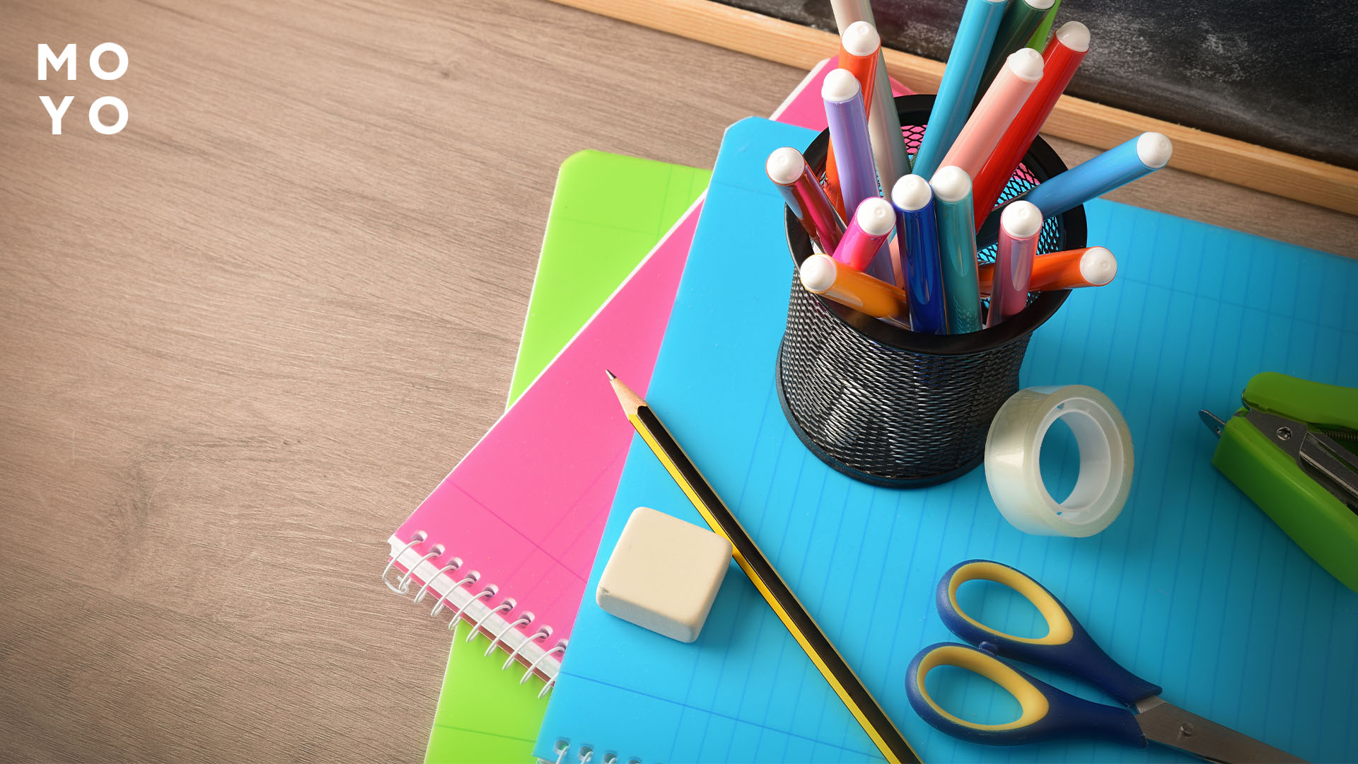 канцелярія на столі