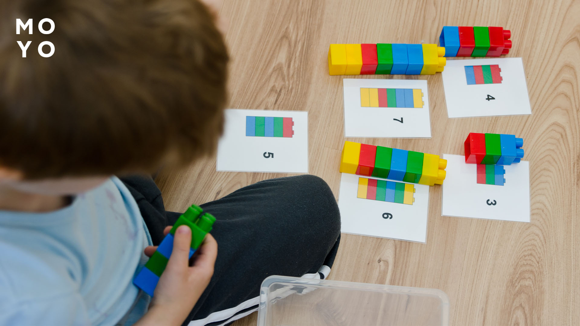 обучение с помощью LEGO последовательности цветам по инструкции