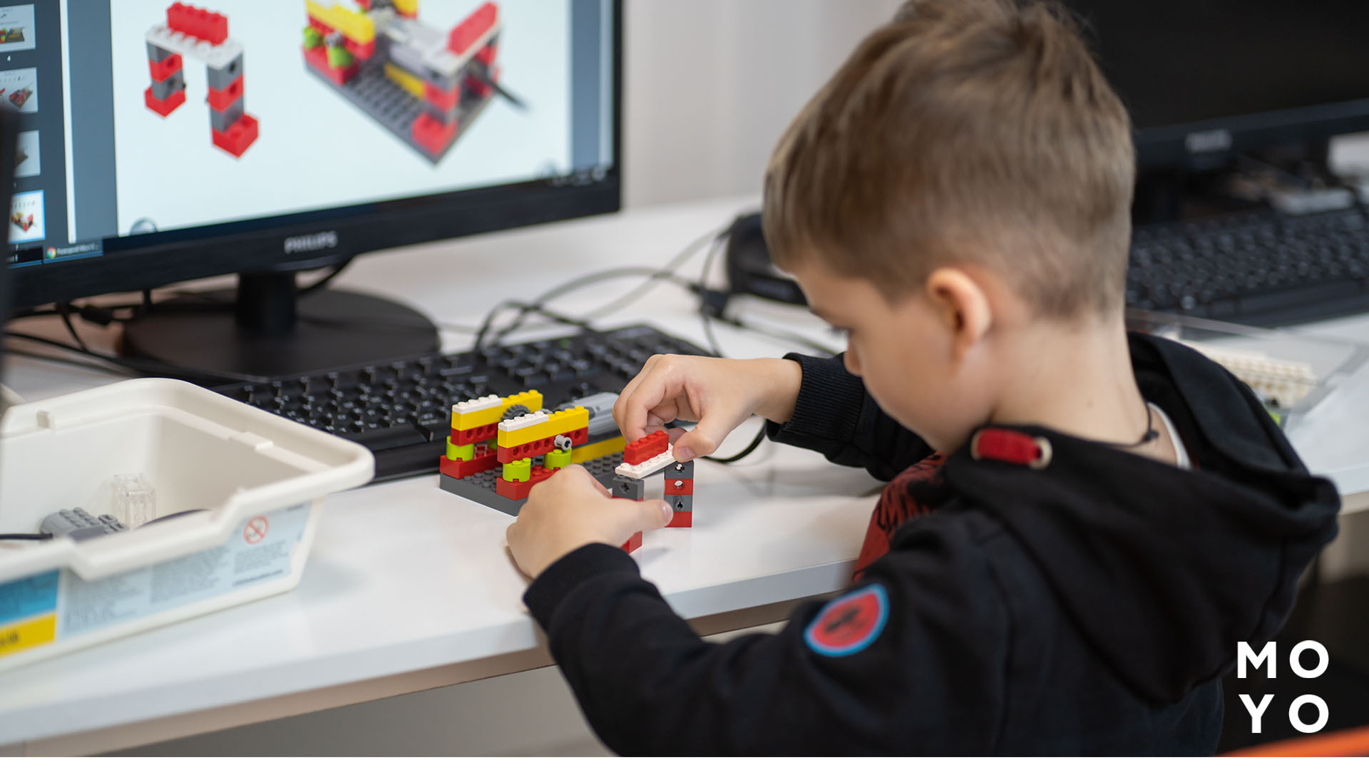 конструктор Лего в руках мальчика