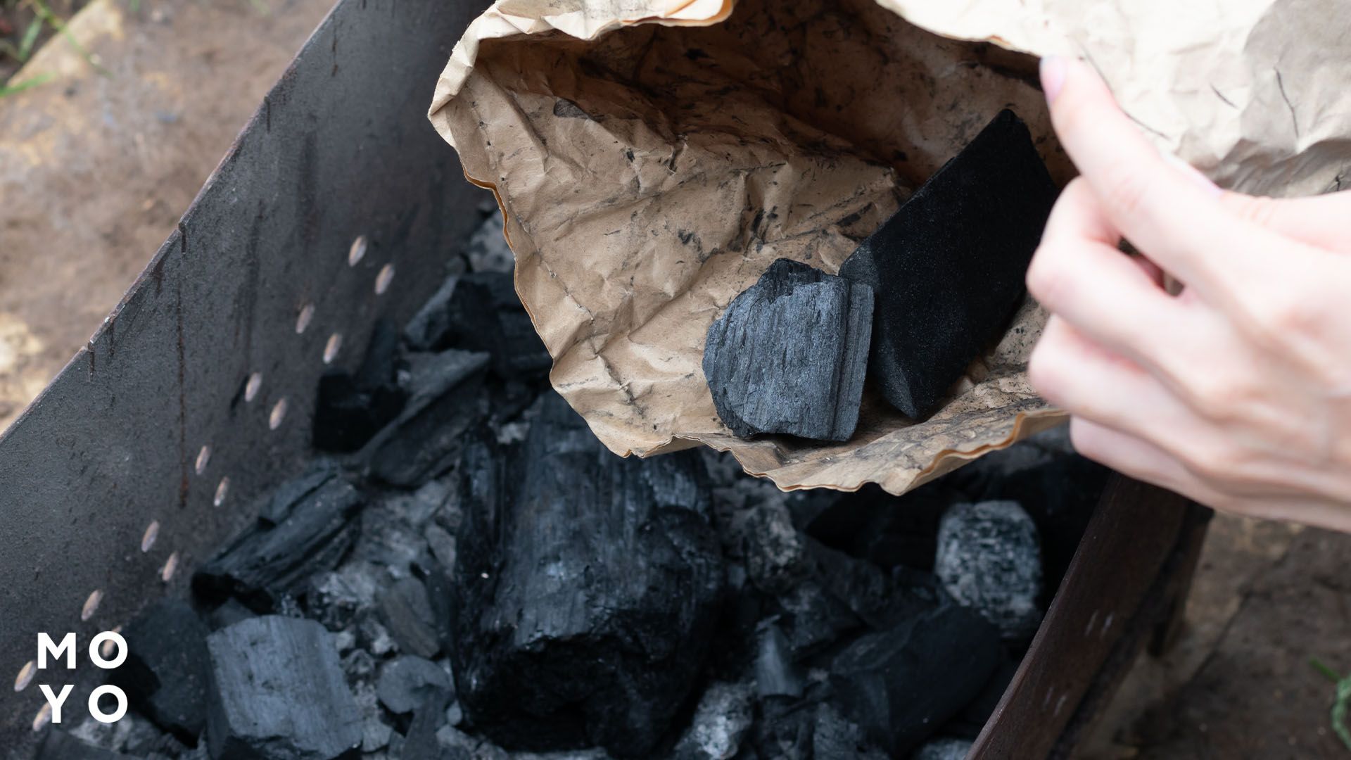  вугілля засипають у мангал