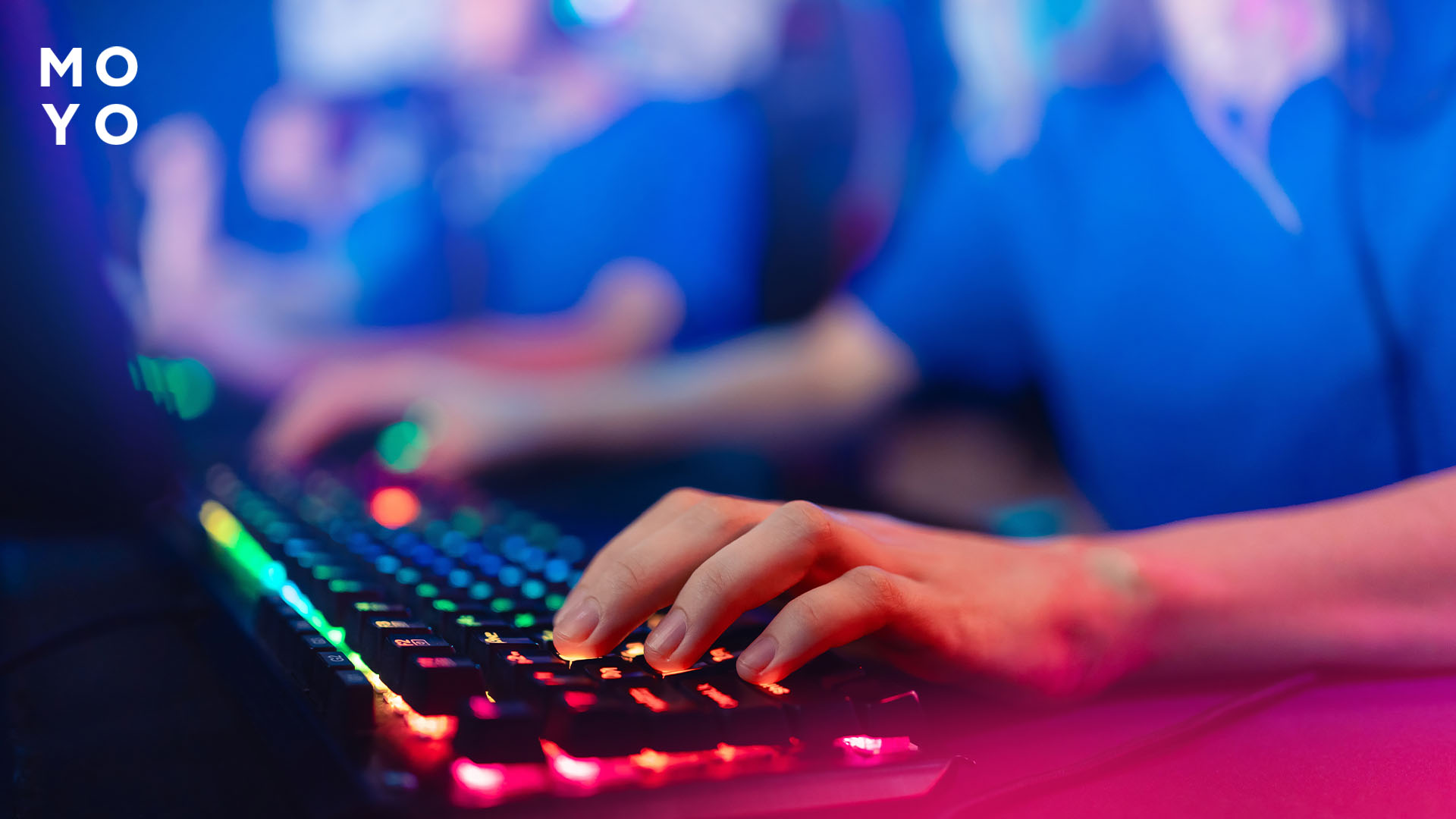 Геймерская клавиатура и игрок