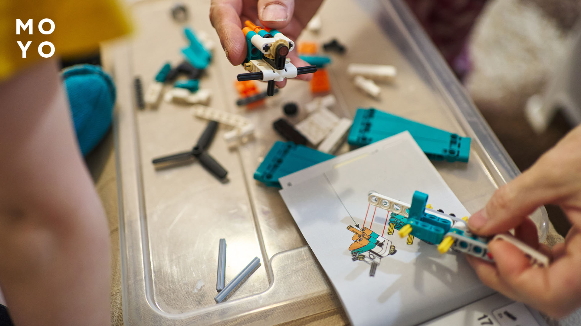 збирають конструктор Лего