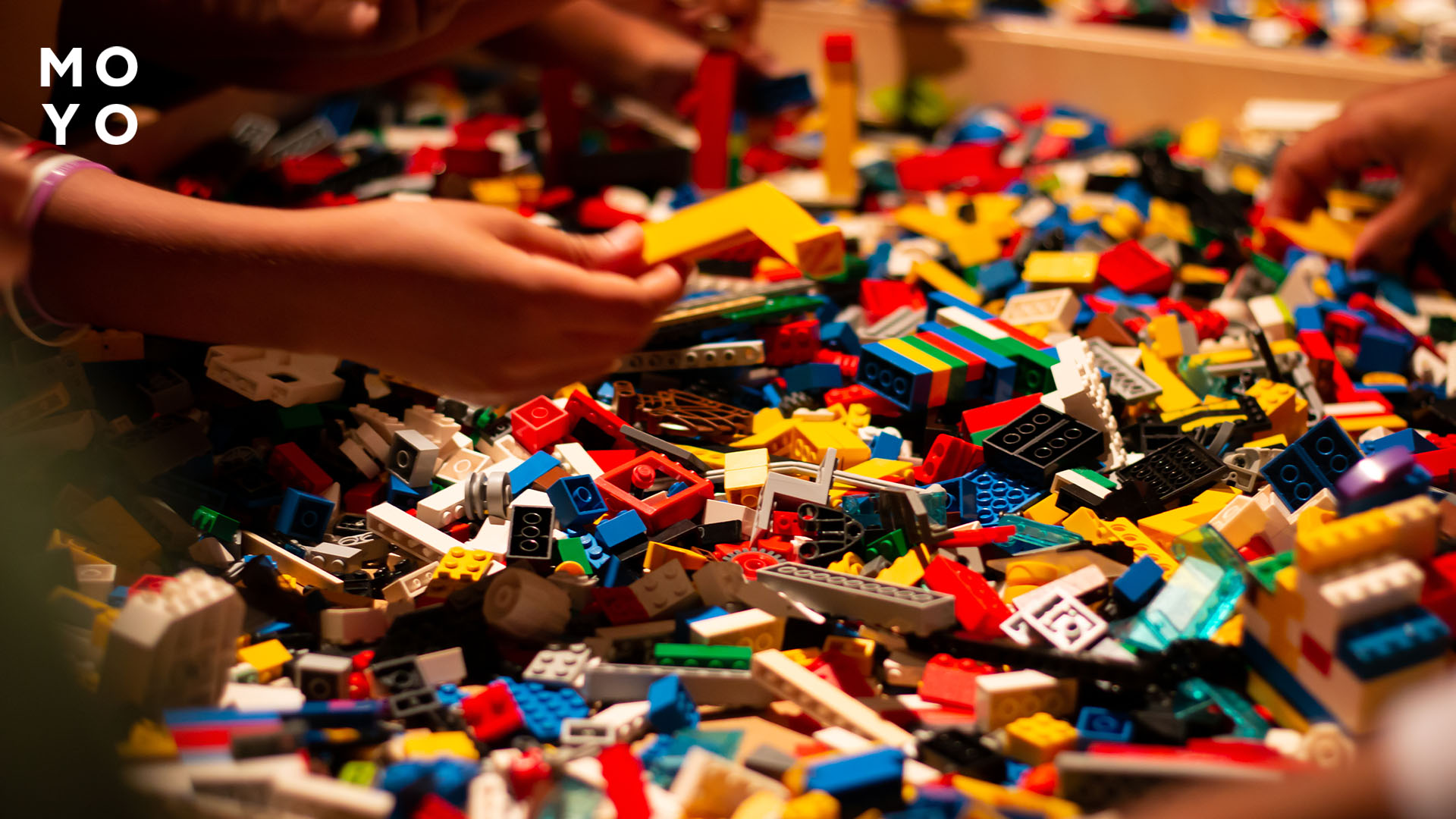 діти збирають Лего