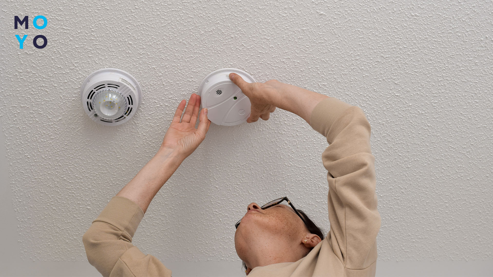 замена батарейки в датчике пожарной сигнализации