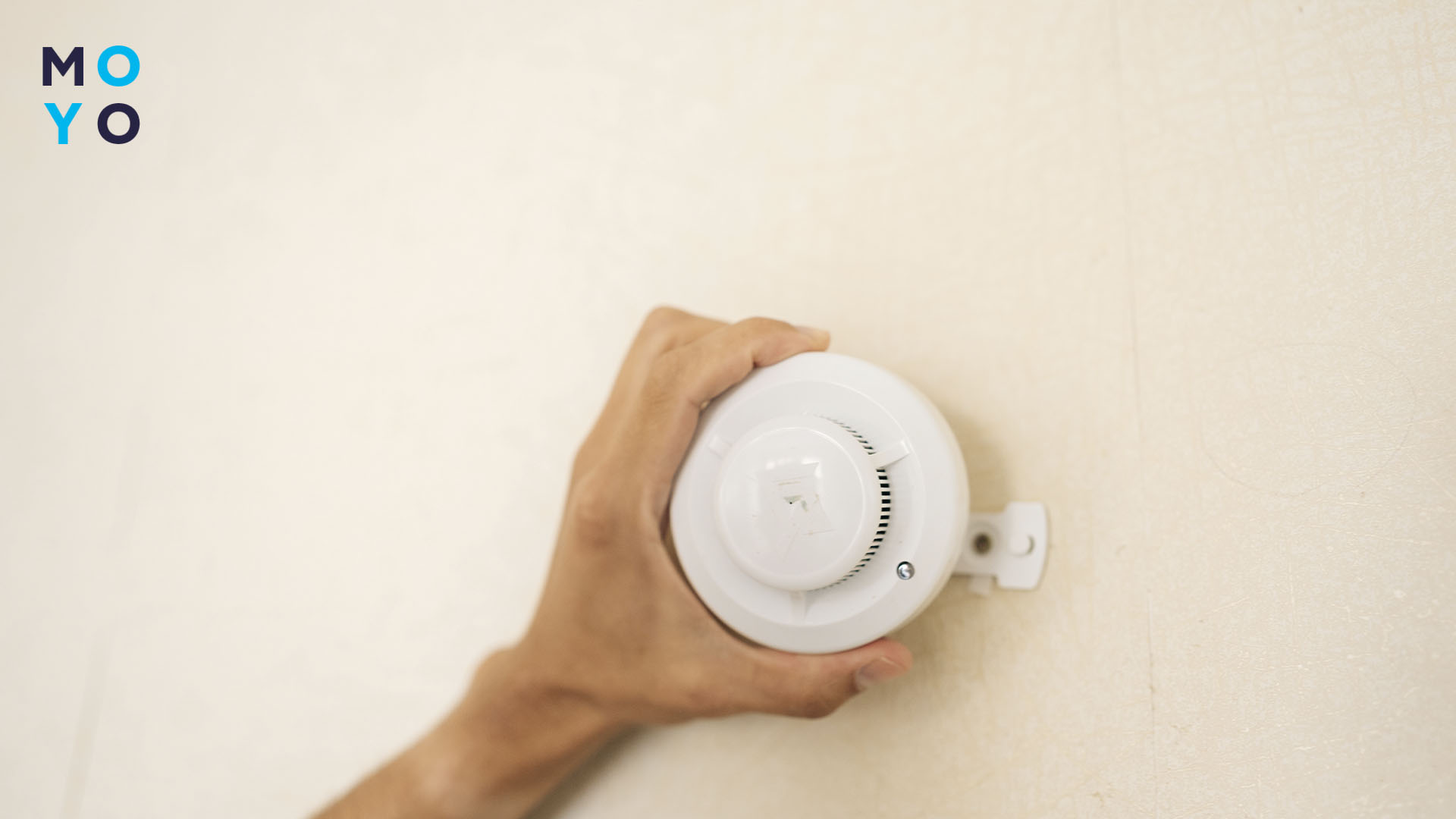 знімають датчик з кріплення