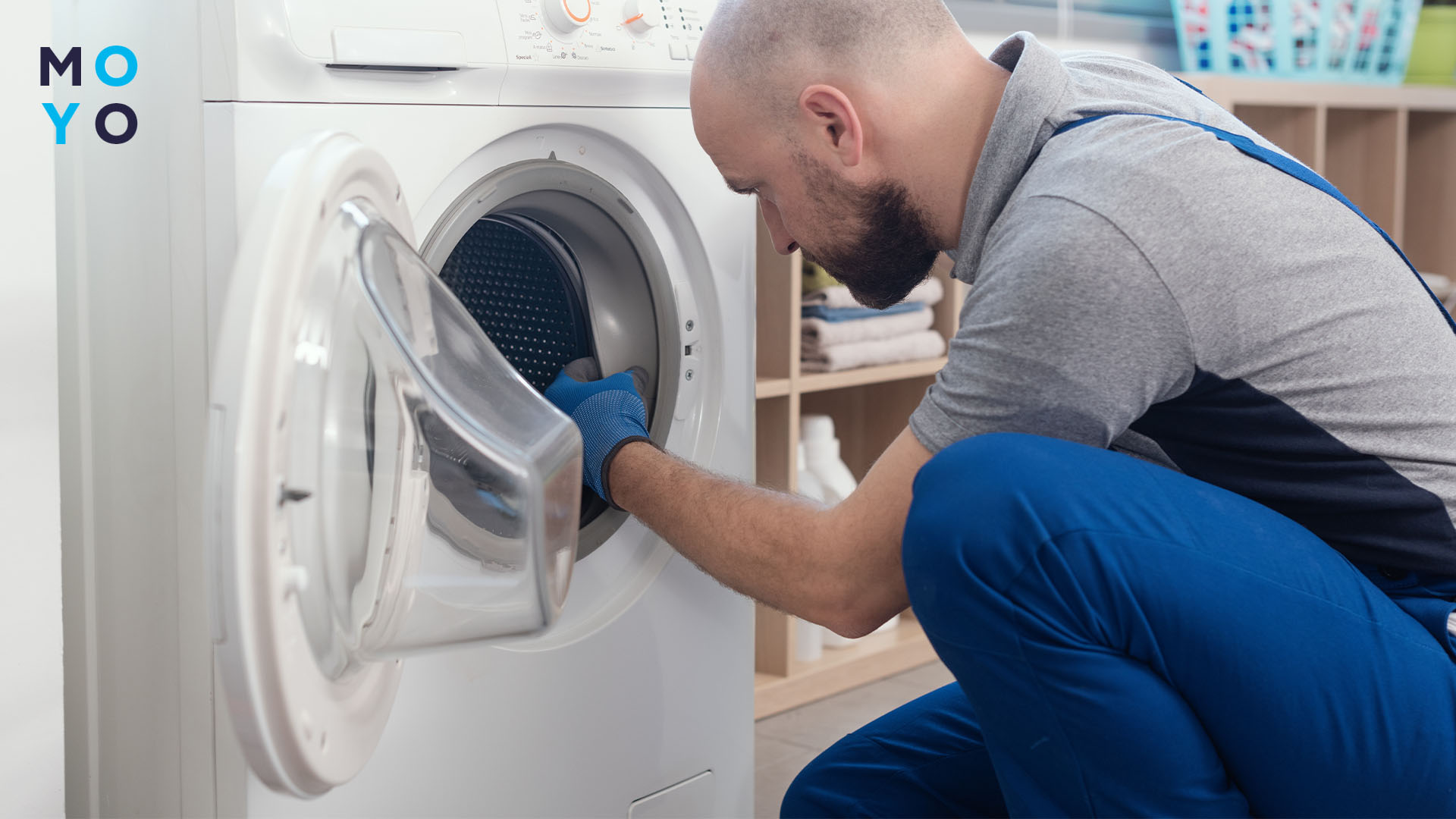 мастер проверяет манжету