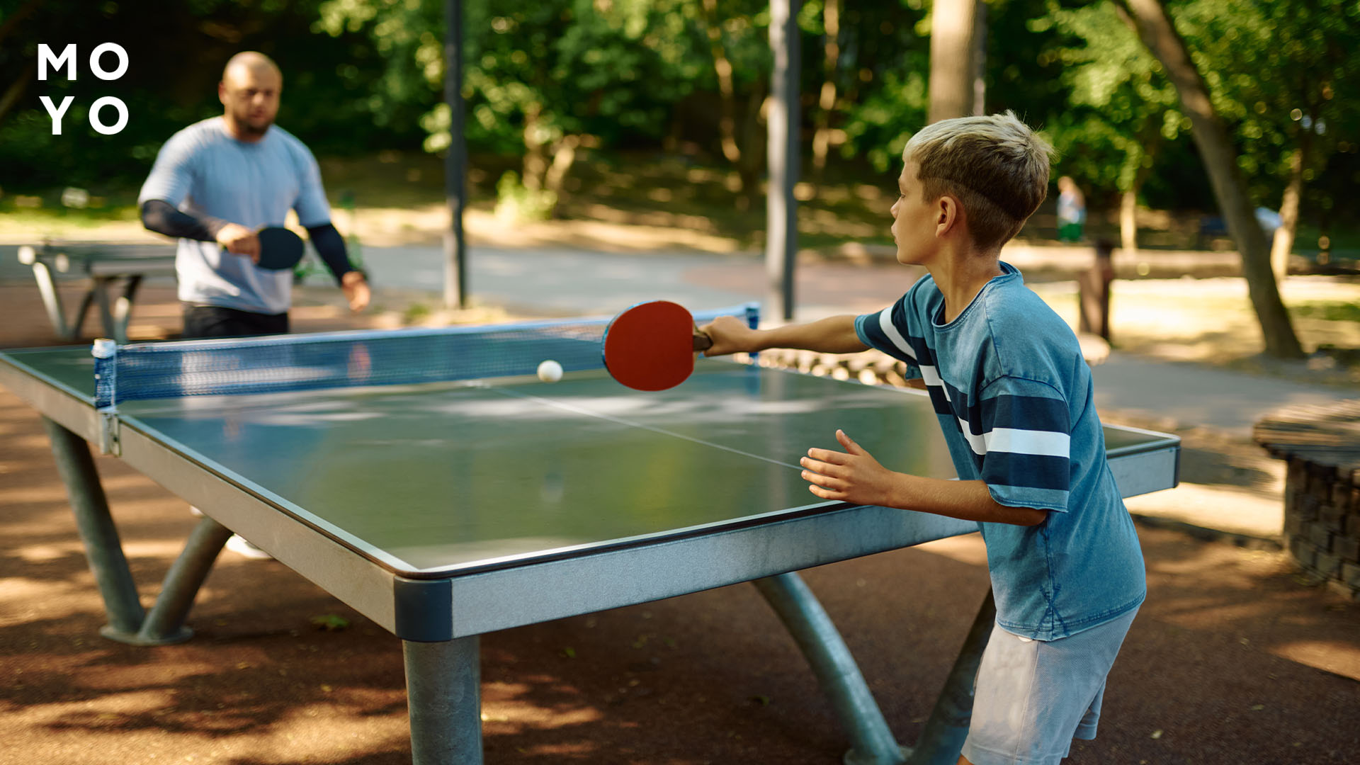 Гра за тенісним столом на вулиці