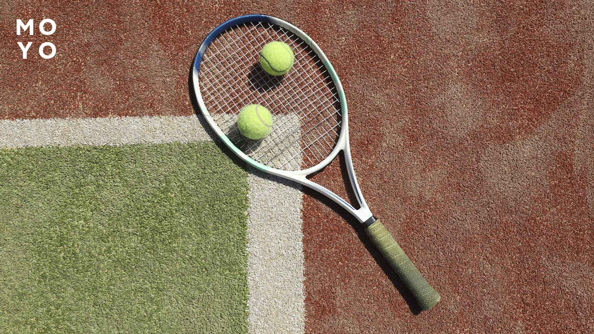 Ракетка для великого тенісу на корті з м'ячами