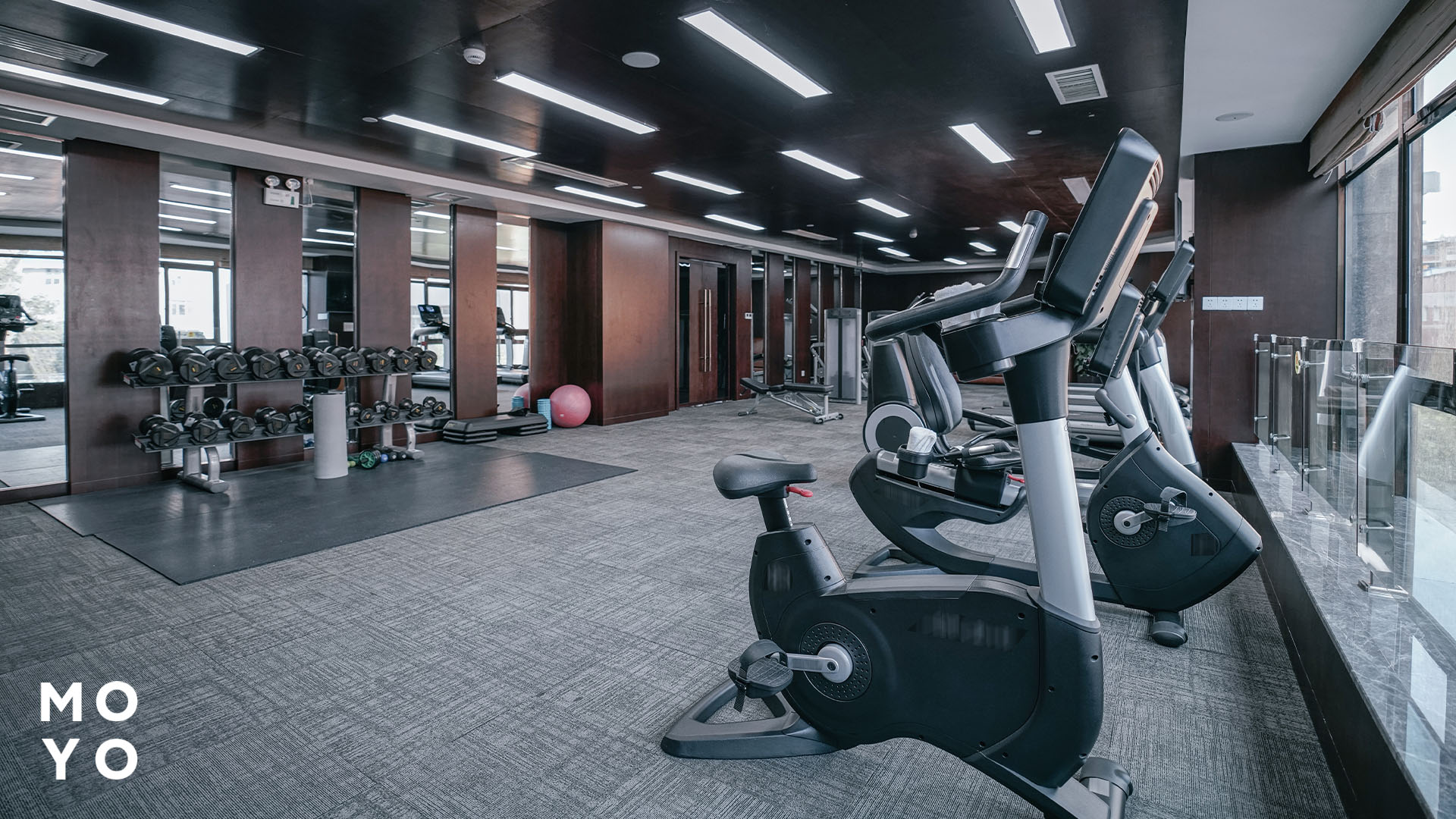 Спортивные тренажеры в зале