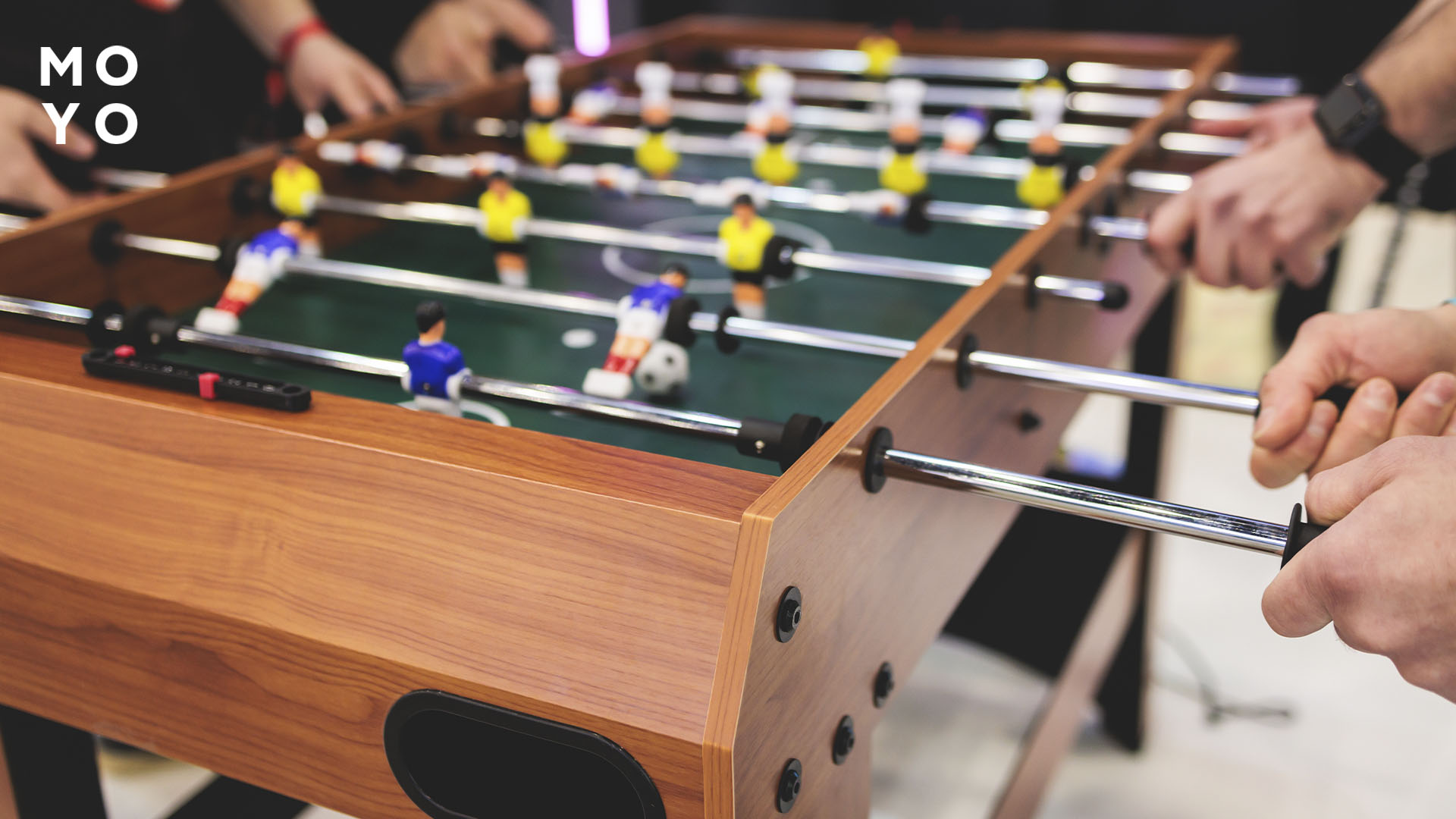 Игра в настольный футбол компанией